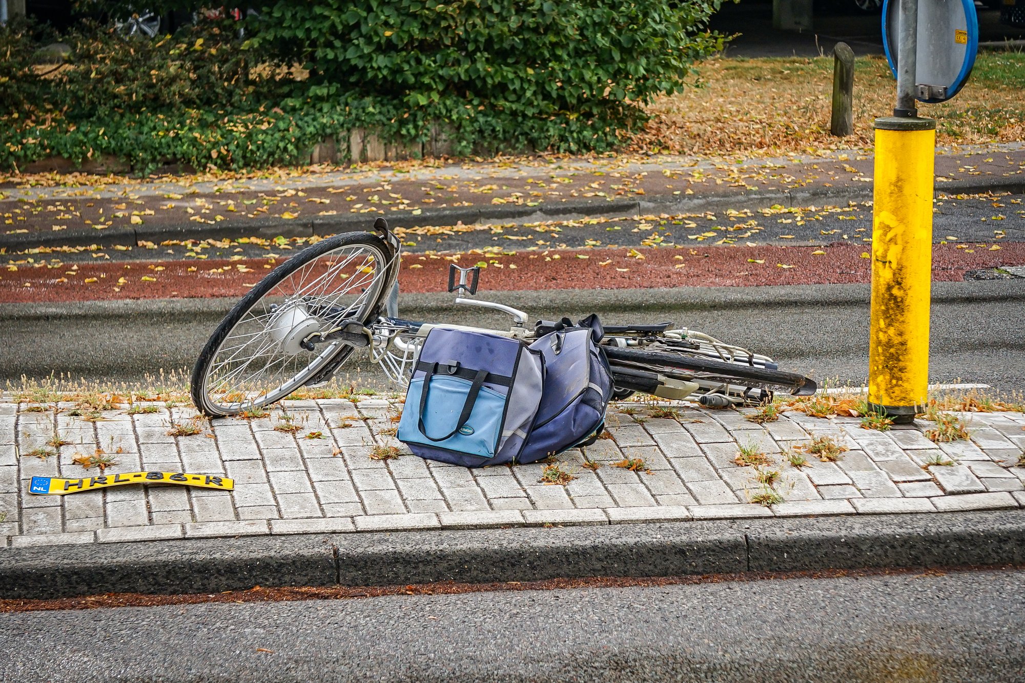 Fietser gewond naar ziekenhuis na botsing met auto in Emmen