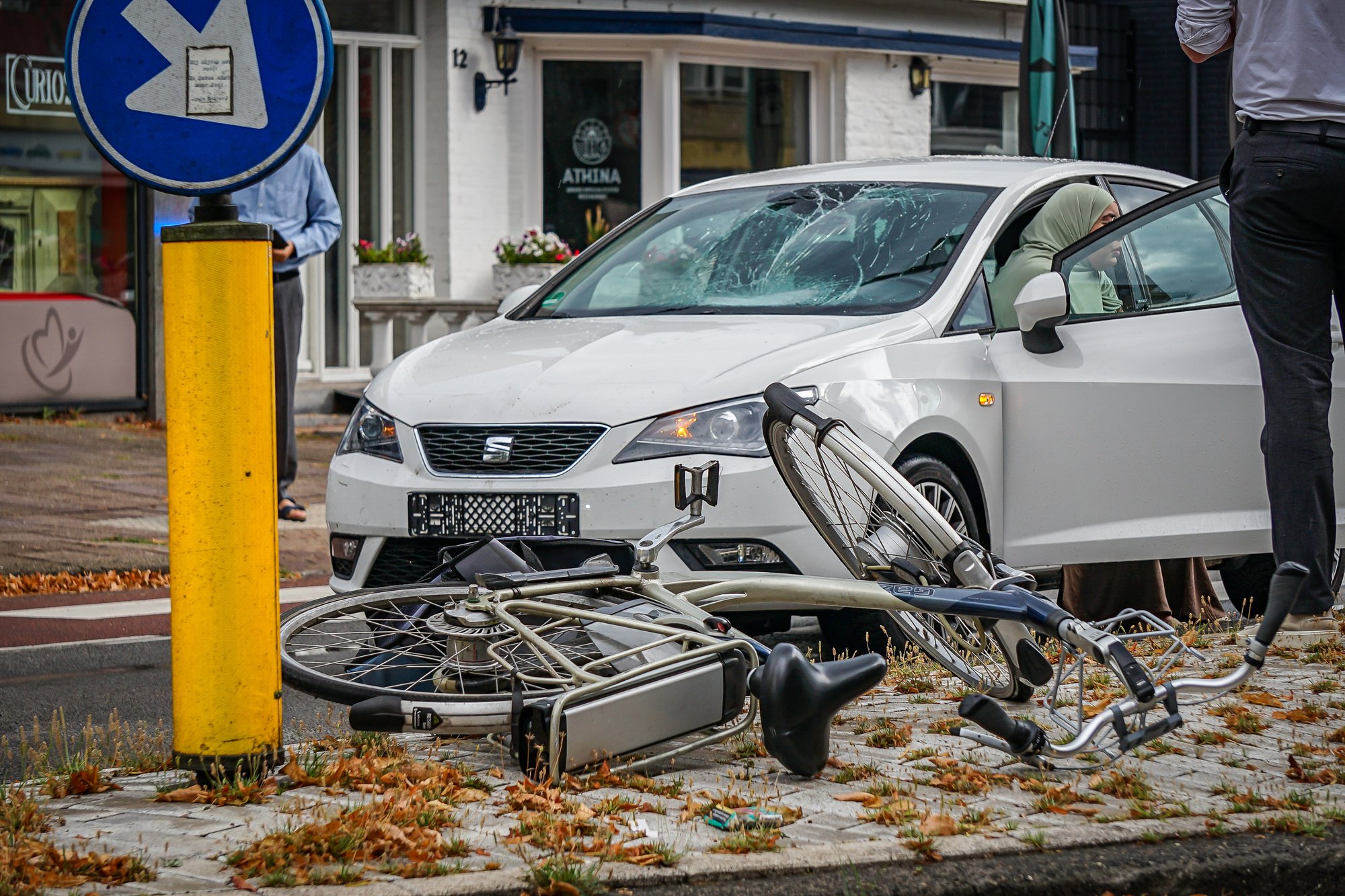 Fietser gewond naar ziekenhuis na botsing met auto in Emmen