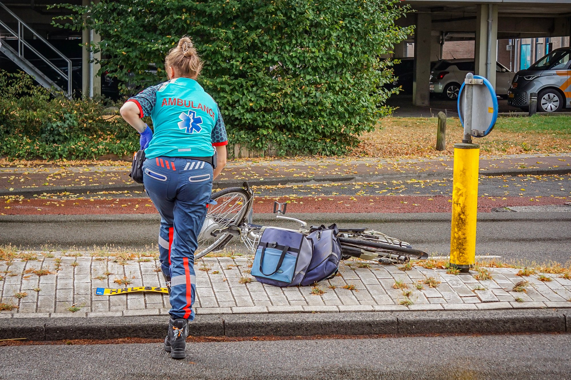 Fietser gewond naar ziekenhuis na botsing met auto in Emmen
