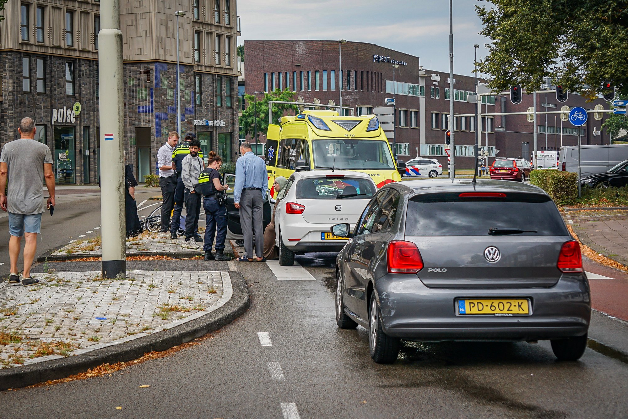 Fietser gewond naar ziekenhuis na botsing met auto in Emmen