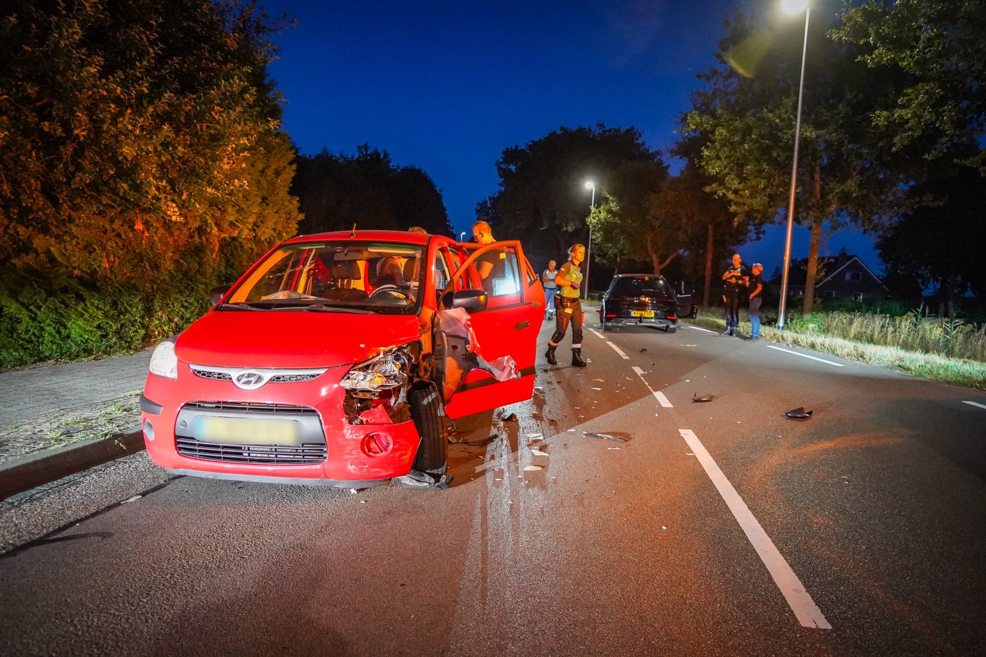 Forse schade na botsing tussen twee voertuigen in Emmer-Compascuum
