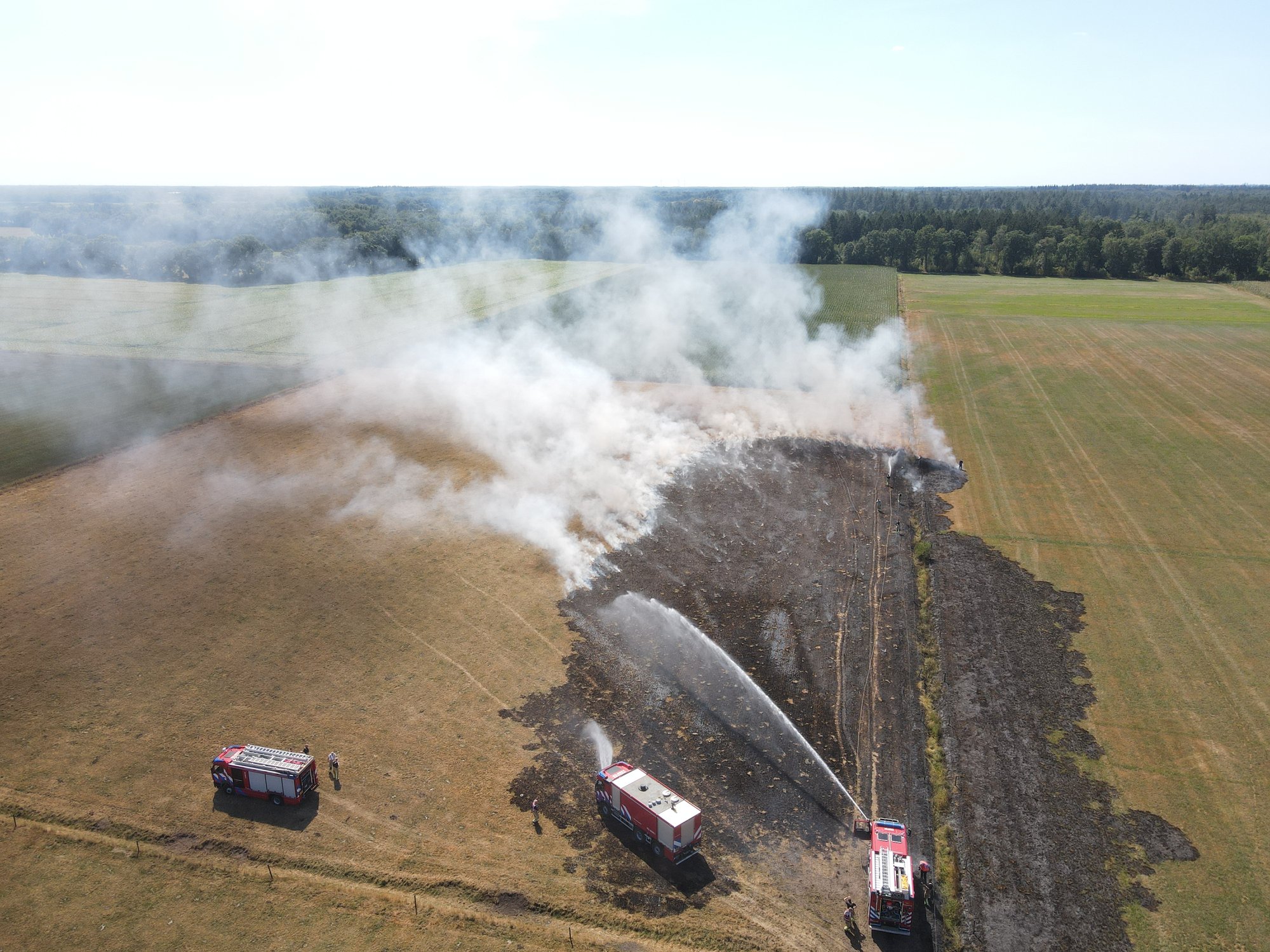 Grote brand op akker aan Gijsselterweg in Ruinen