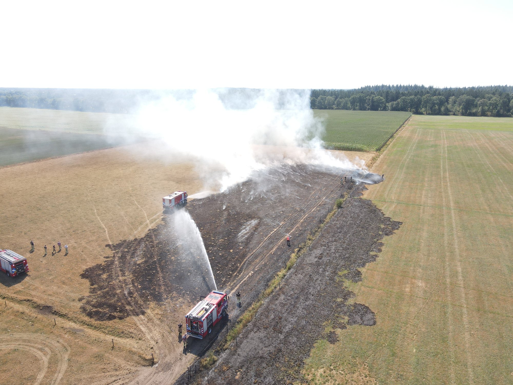 Grote brand op akker aan Gijsselterweg in Ruinen