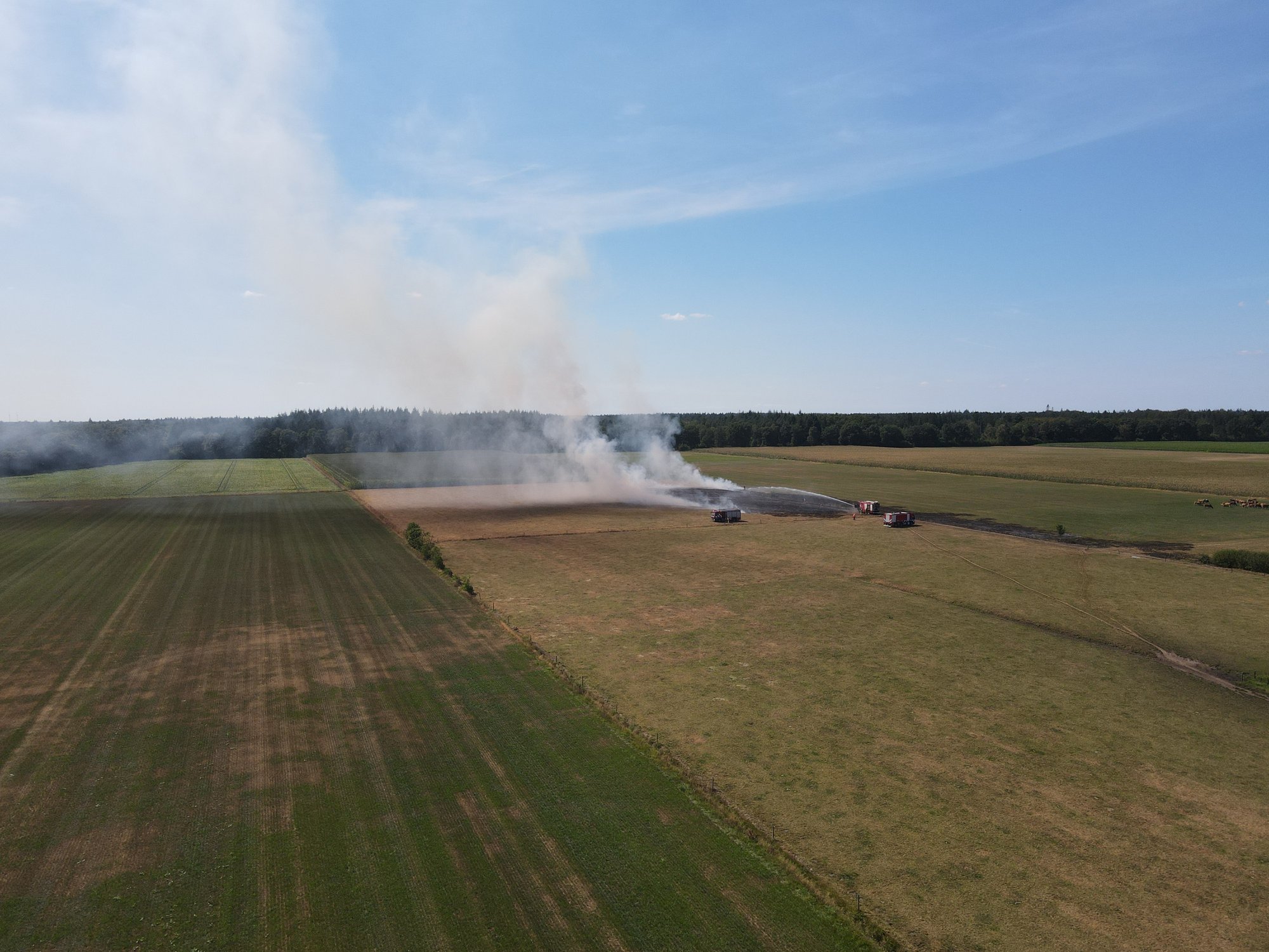 Grote brand op akker aan Gijsselterweg in Ruinen