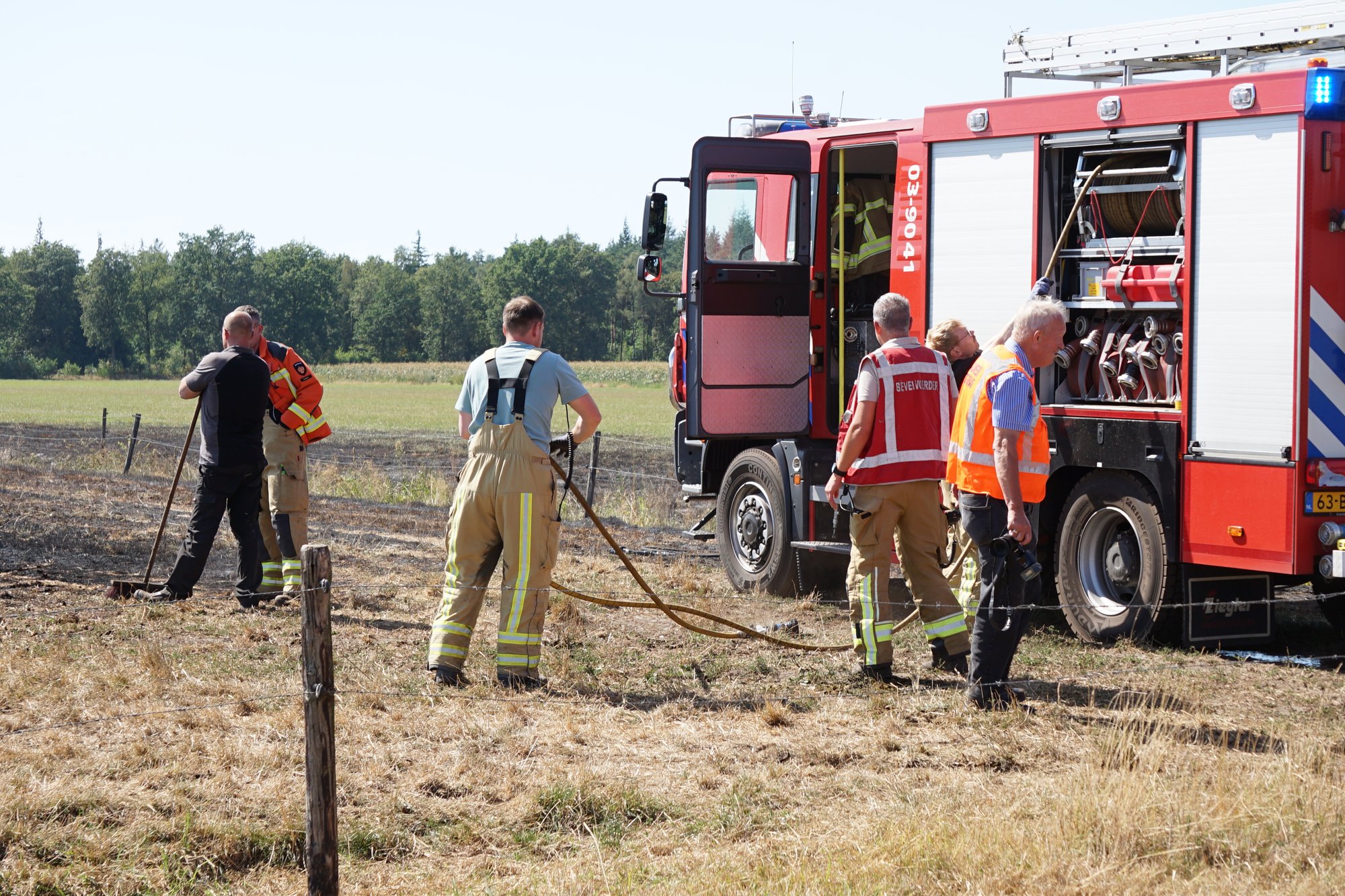 Grote brand op akker aan Gijsselterweg in Ruinen