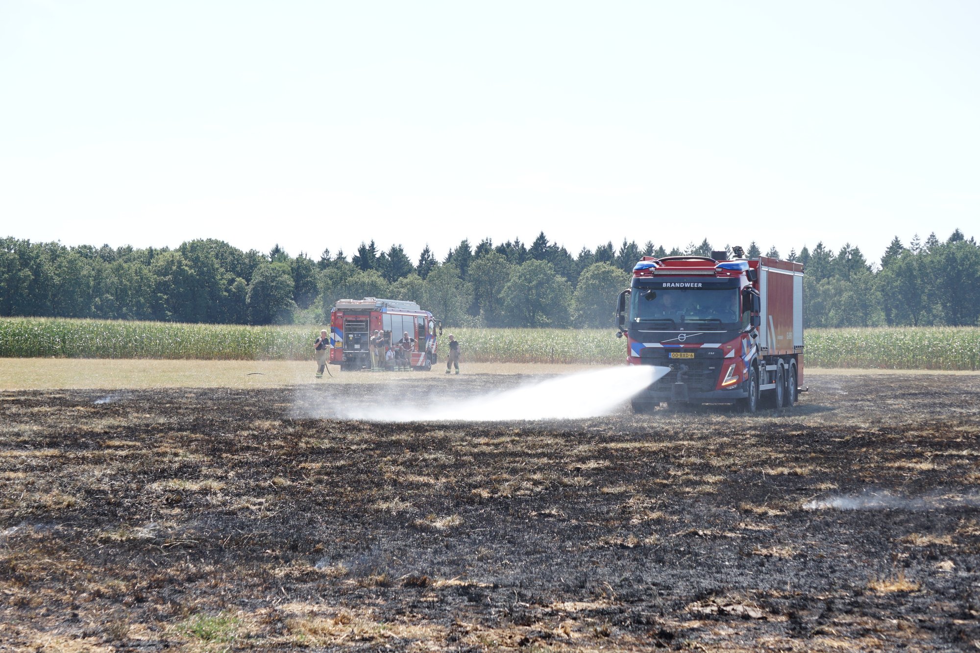 Grote brand op akker aan Gijsselterweg in Ruinen