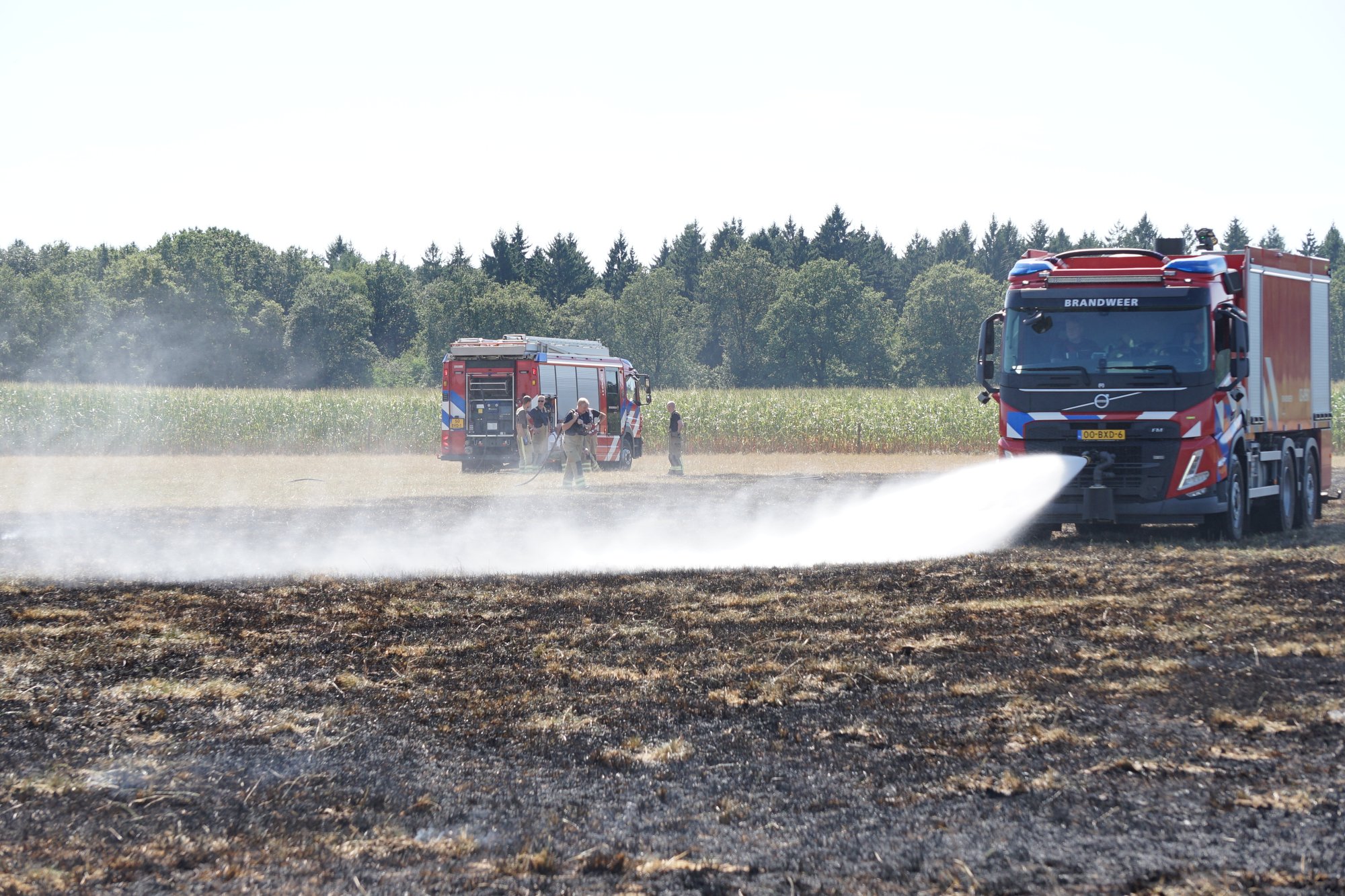 Grote brand op akker aan Gijsselterweg in Ruinen