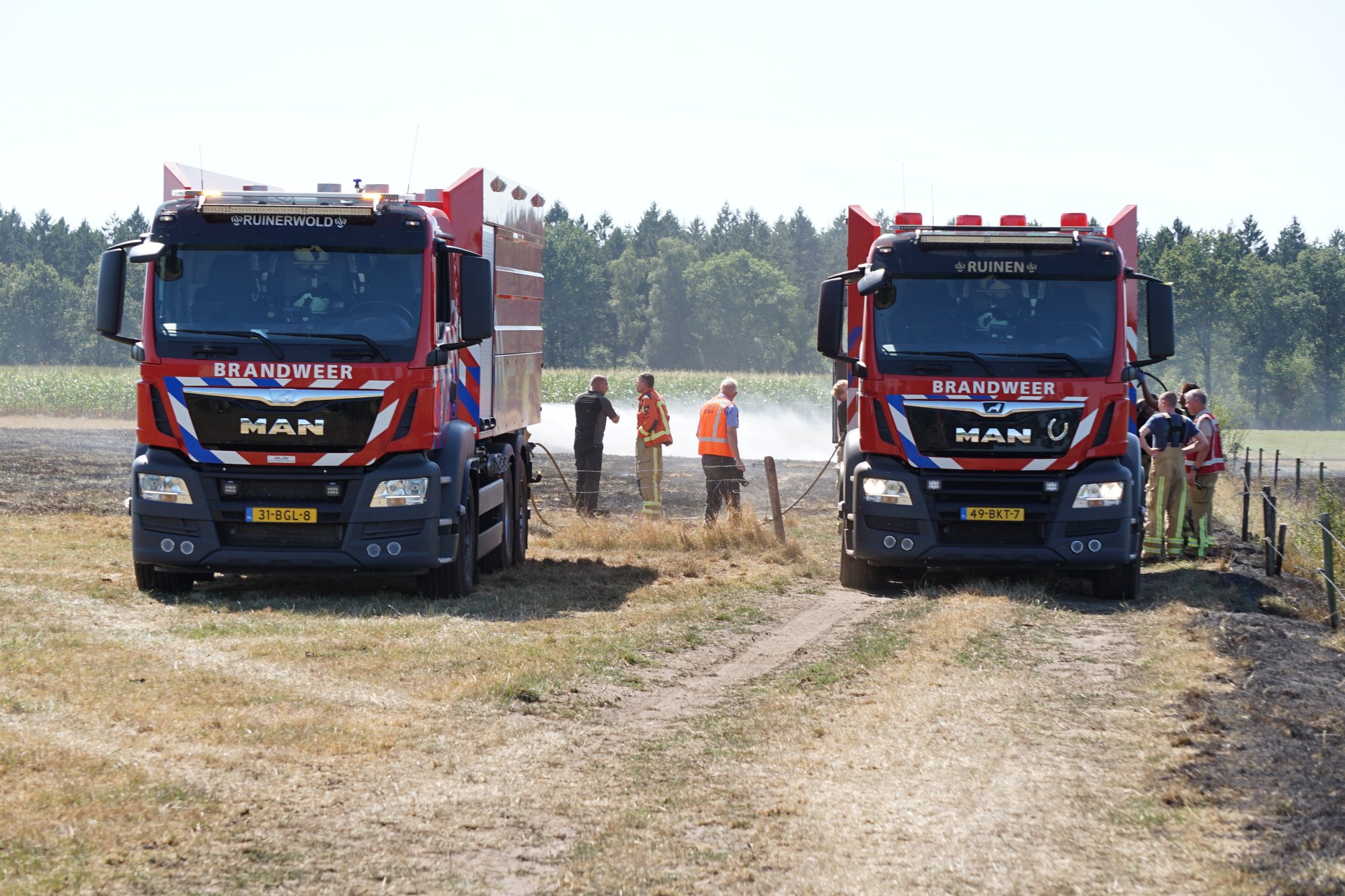 Grote brand op akker aan Gijsselterweg in Ruinen