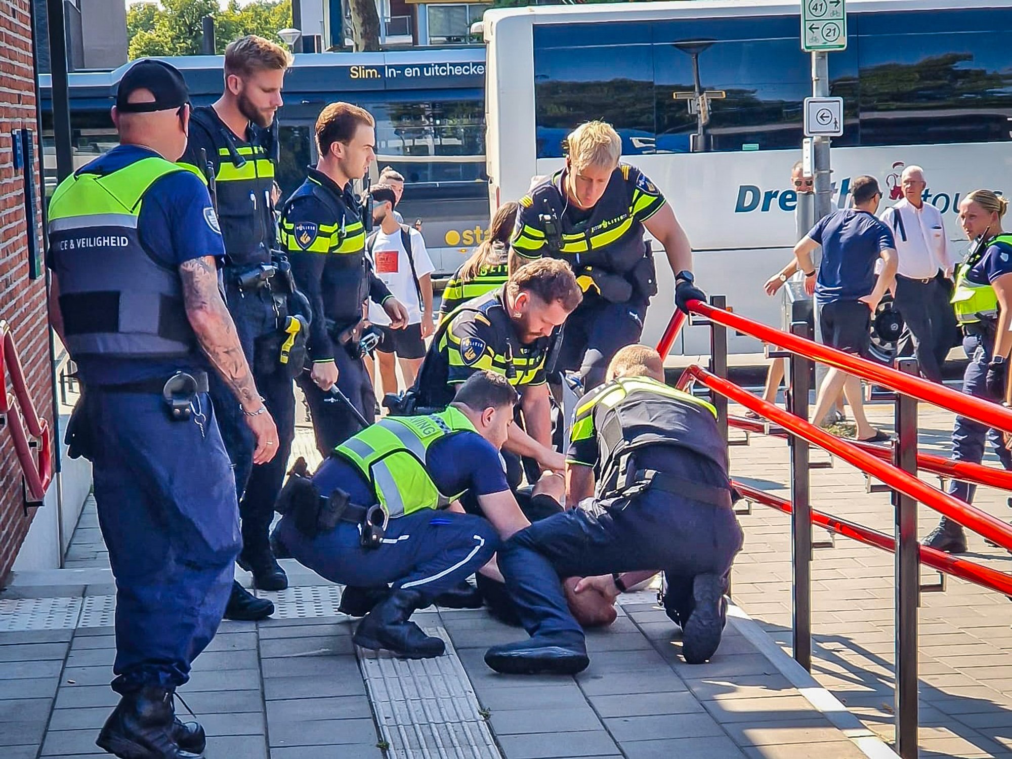 Grote politie-inzet op station Emmen na onrust bij controle op vervoersbewijzen