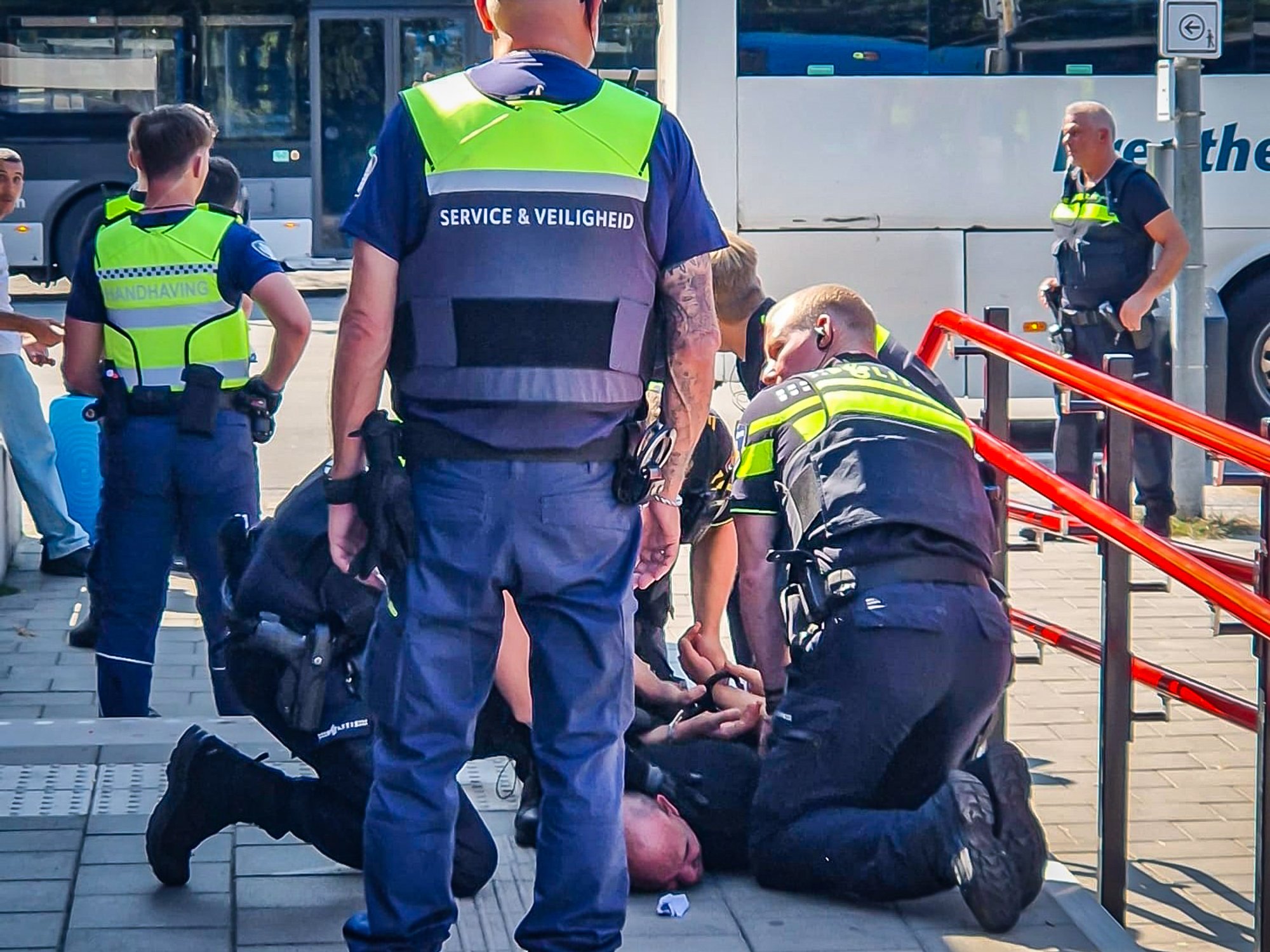 Grote politie-inzet op station Emmen na onrust bij controle op vervoersbewijzen