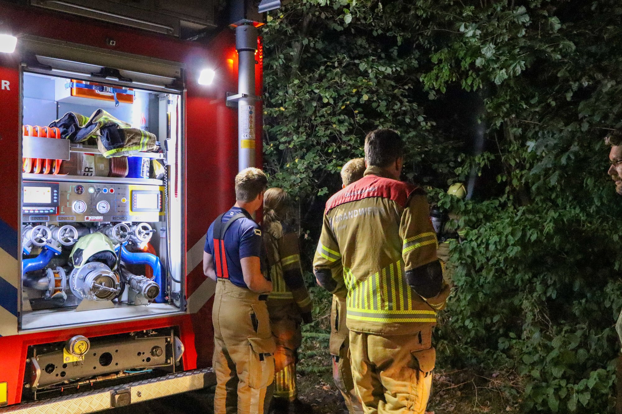 Kleine brand in bosje aan het Kalverdijkje in Leeuwarden