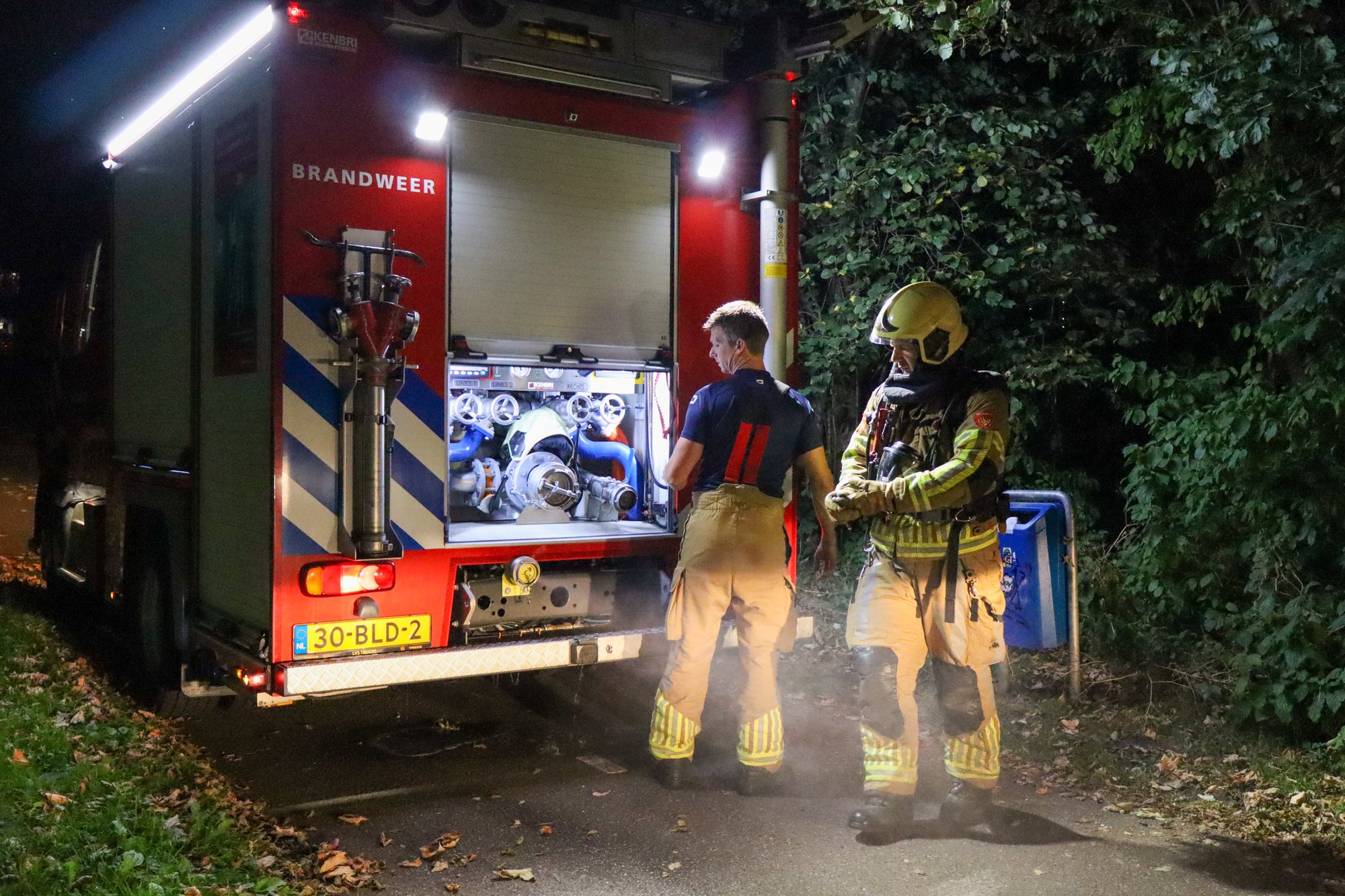 Kleine brand in bosje aan het Kalverdijkje in Leeuwarden