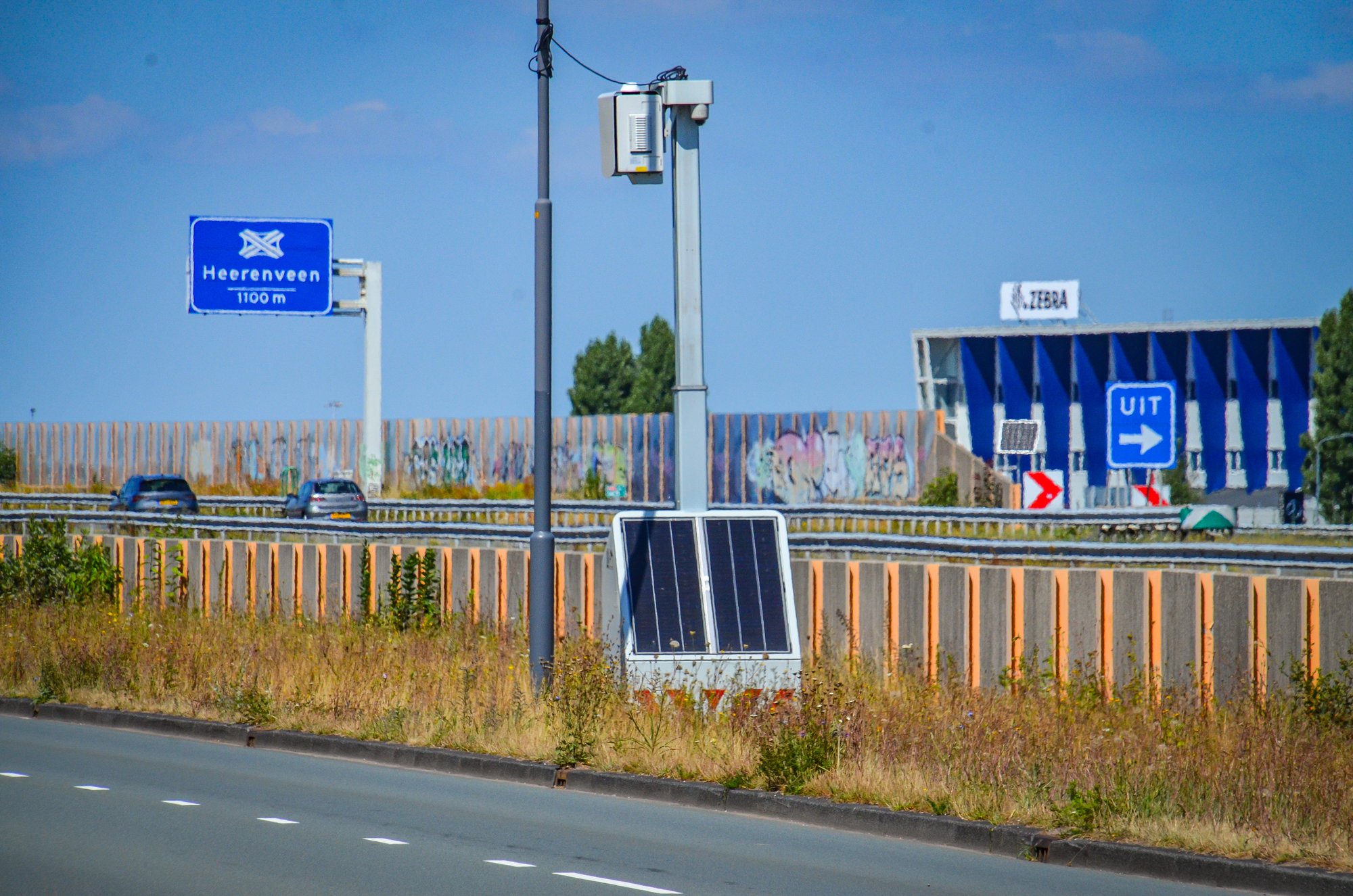 Mobiele flitspaal terug aan Stadionweg in Heerenveen: opnieuw duizenden automobilisten bekeurd