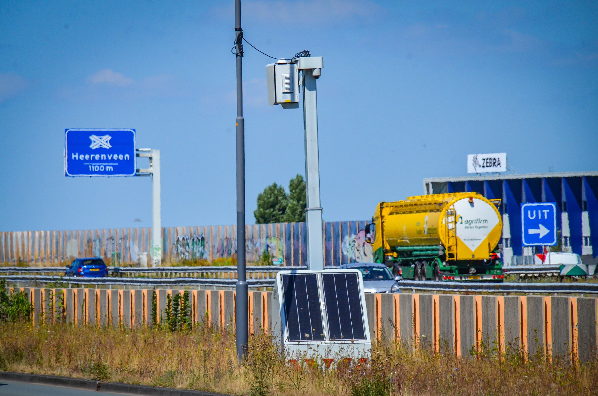 Mobiele flitspaal terug aan Stadionweg in Heerenveen: opnieuw duizenden automobilisten bekeurd
