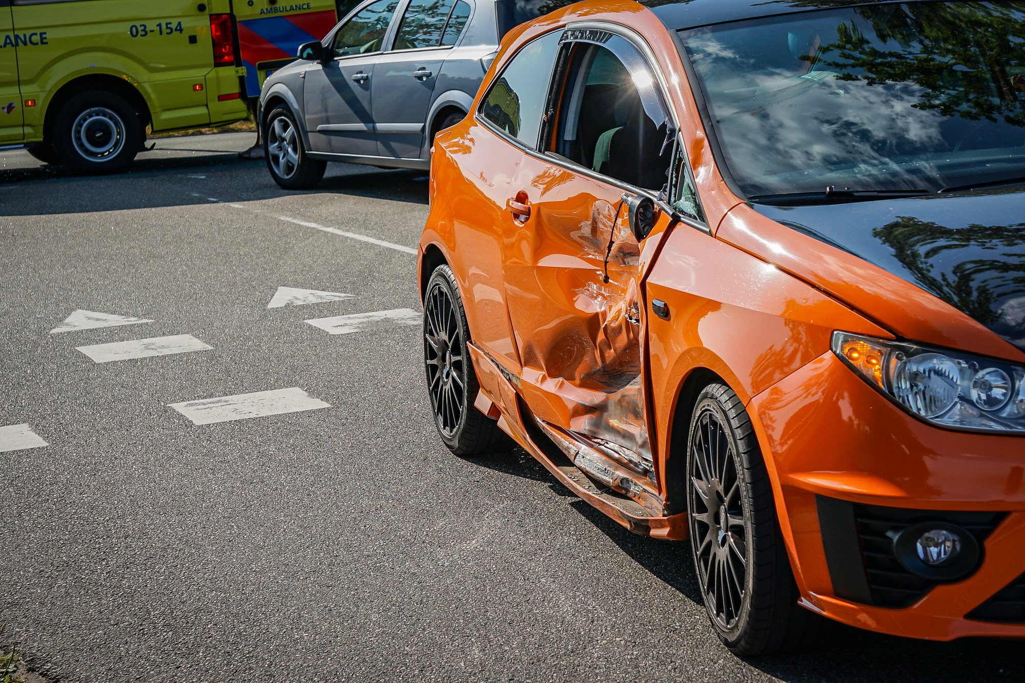 Motorrijder zwaargewond bij ernstig verkeersongeval in Hoogeveen