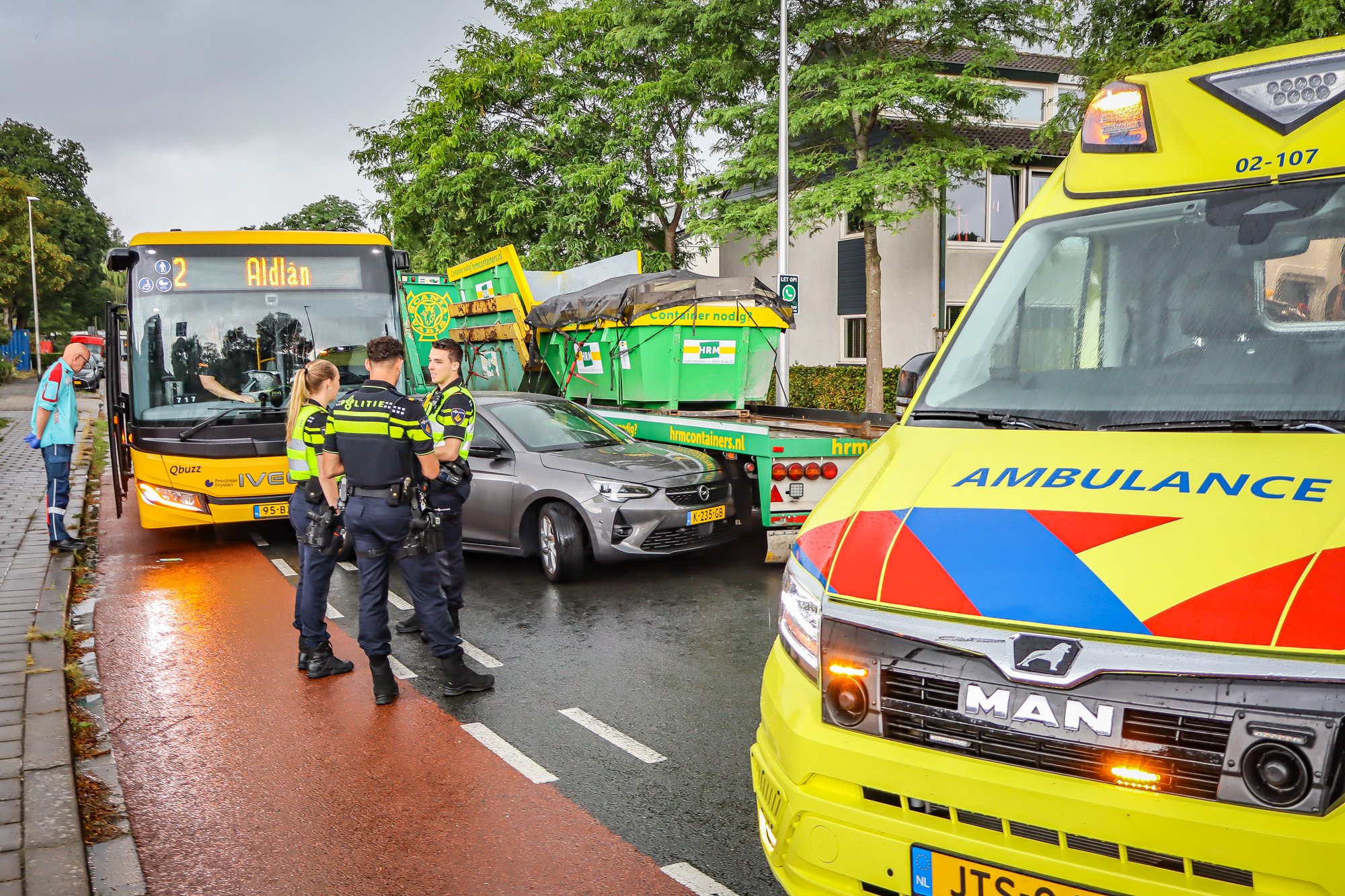 Ongeval met vrachtwagen, auto en bus op Weideflora in Leeuwarden