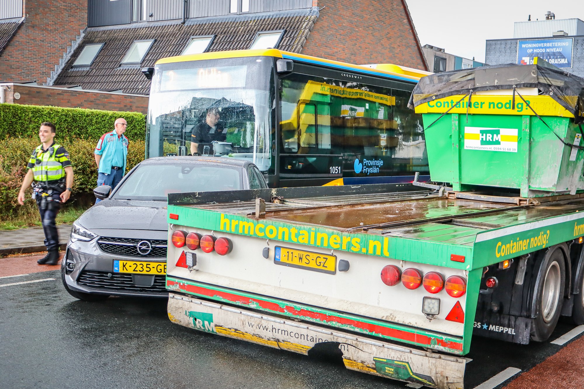 Ongeval met vrachtwagen, auto en bus op Weideflora in Leeuwarden