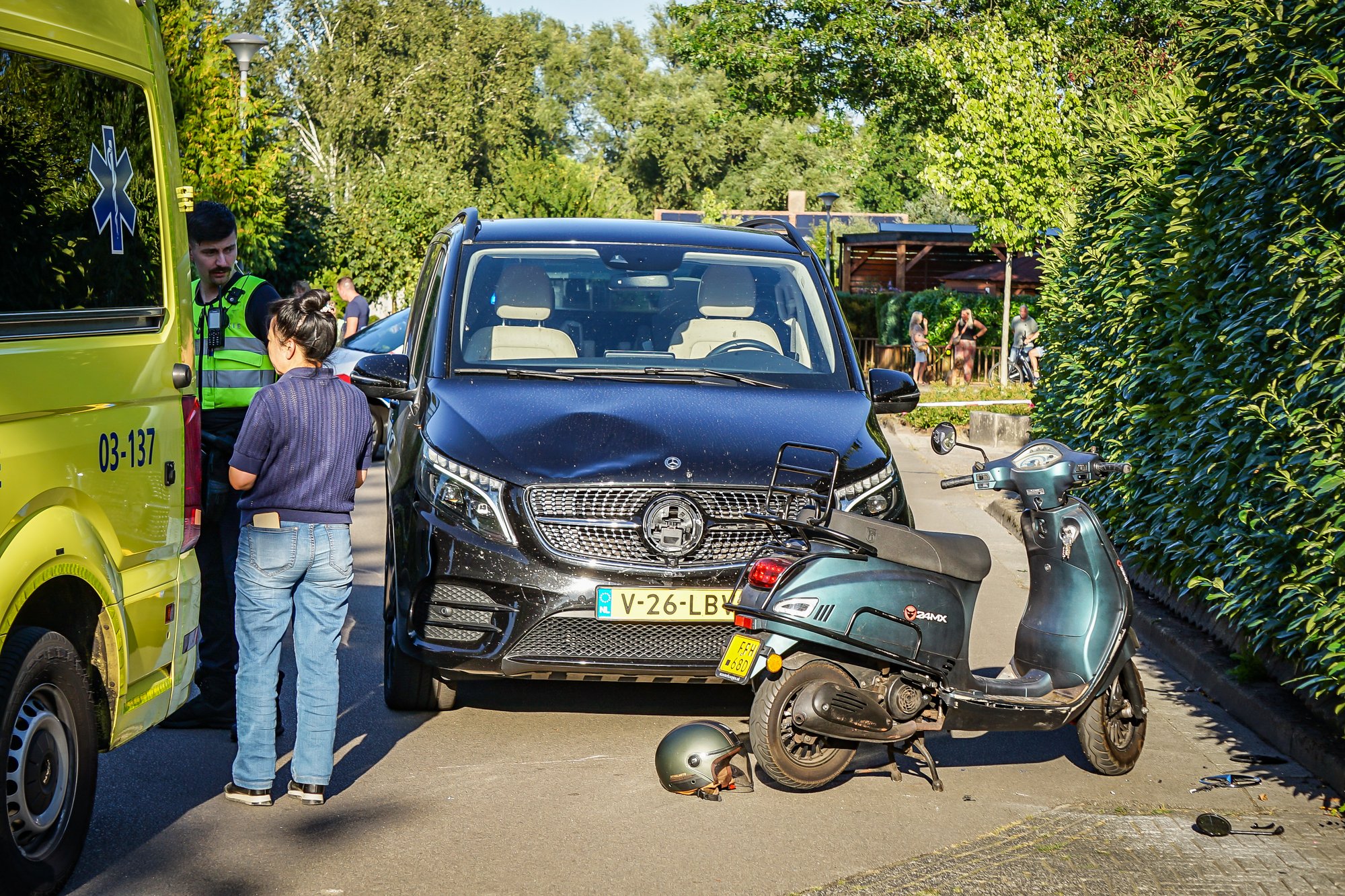 Ongeval tussen busje en scooter in Emmen