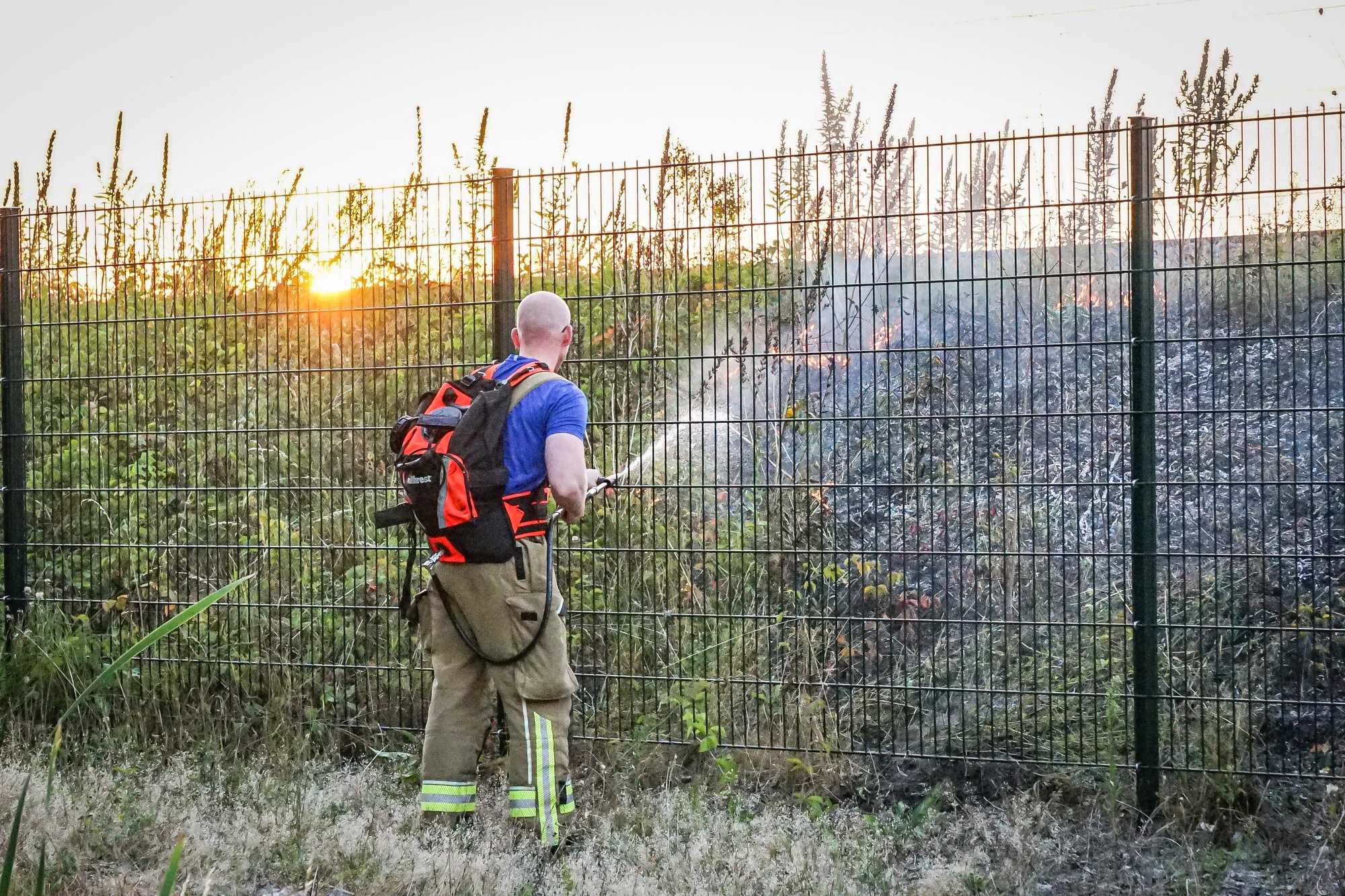Ongeveer 20 minuten vertraging door bermbrand langs spoor in Hoogeveen