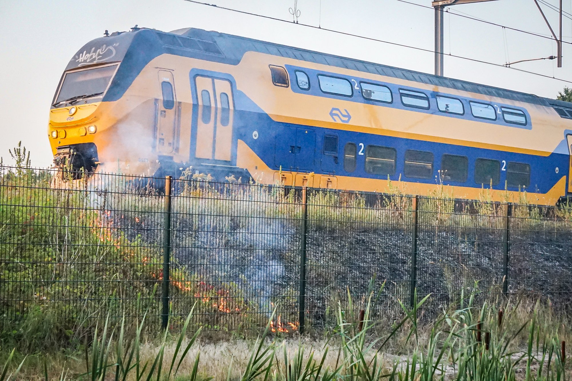 Ongeveer 20 minuten vertraging door bermbrand langs spoor in Hoogeveen