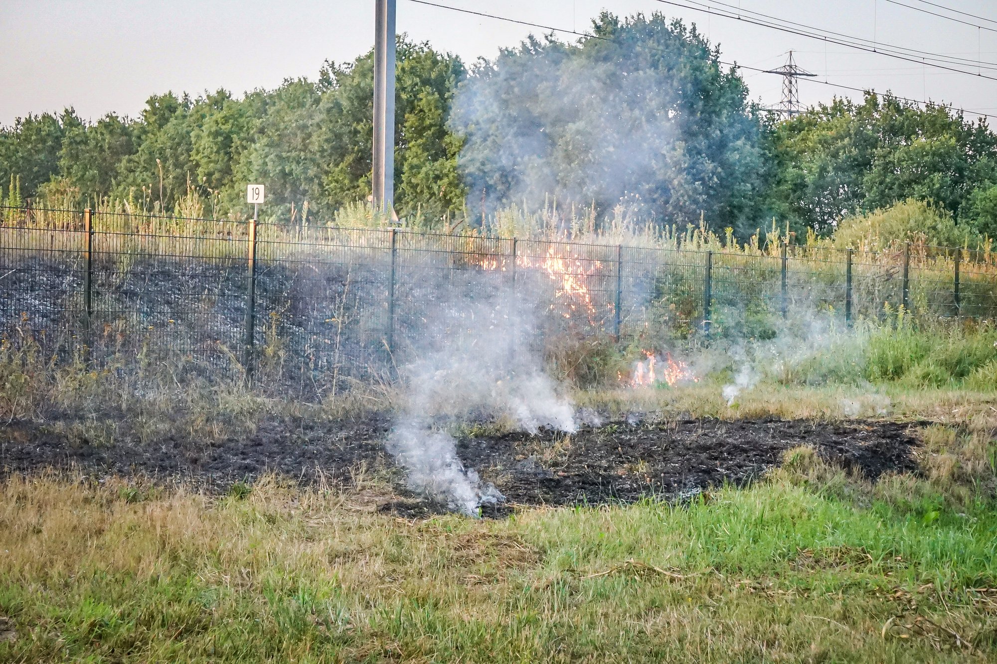 Ongeveer 20 minuten vertraging door bermbrand langs spoor in Hoogeveen