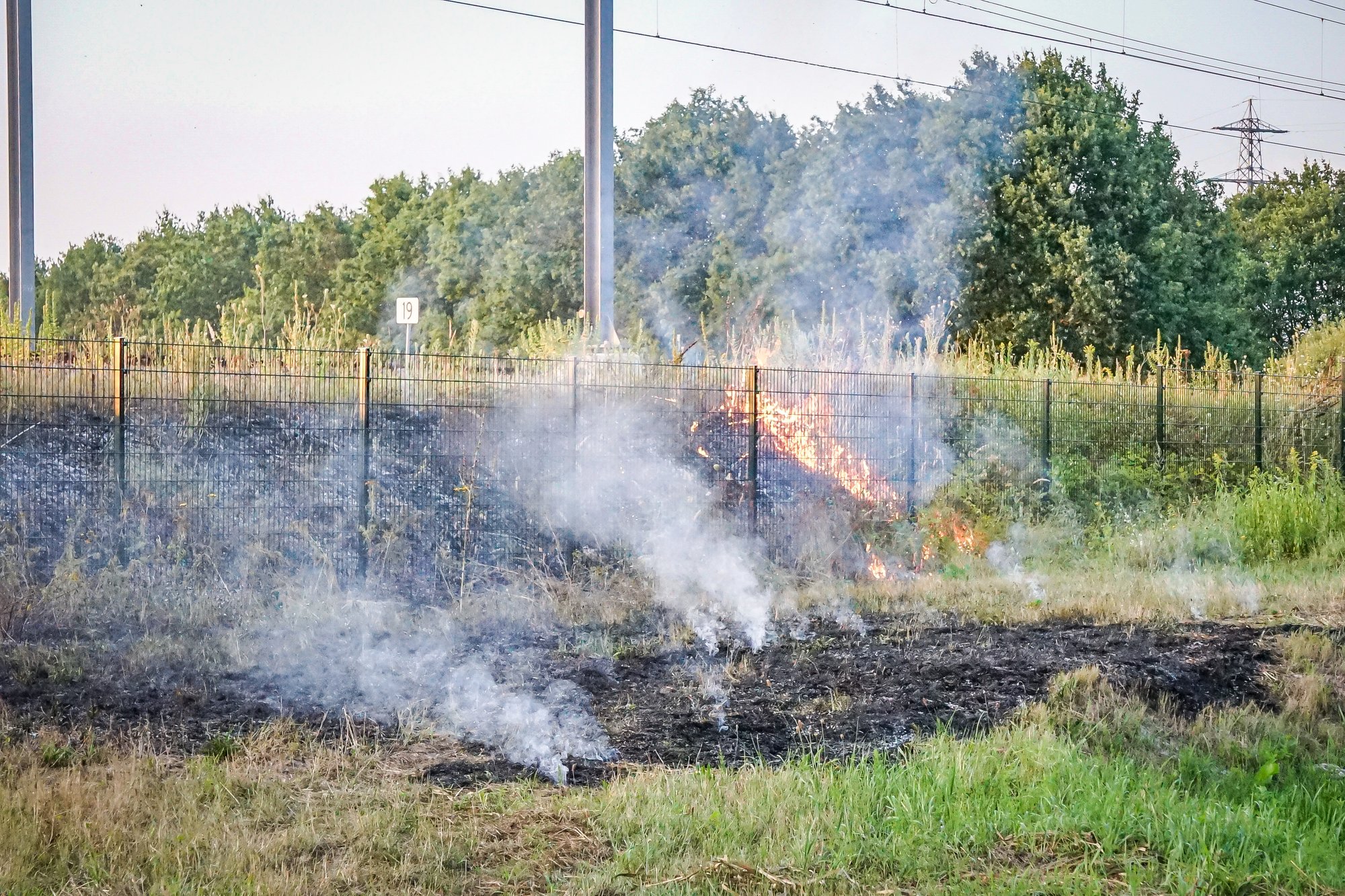 Ongeveer 20 minuten vertraging door bermbrand langs spoor in Hoogeveen