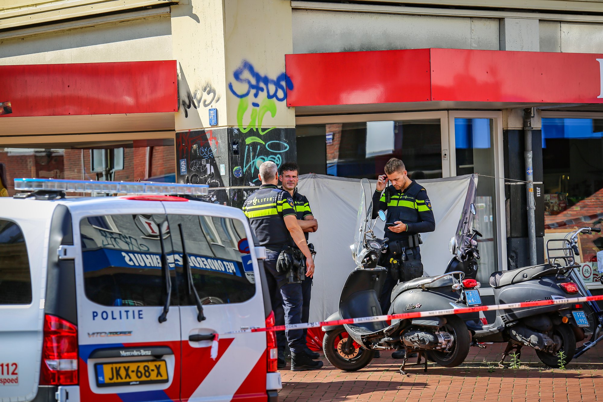 Overleden persoon aangetroffen voor winkel aan Nieuwe Ebbingestraat in Groningen