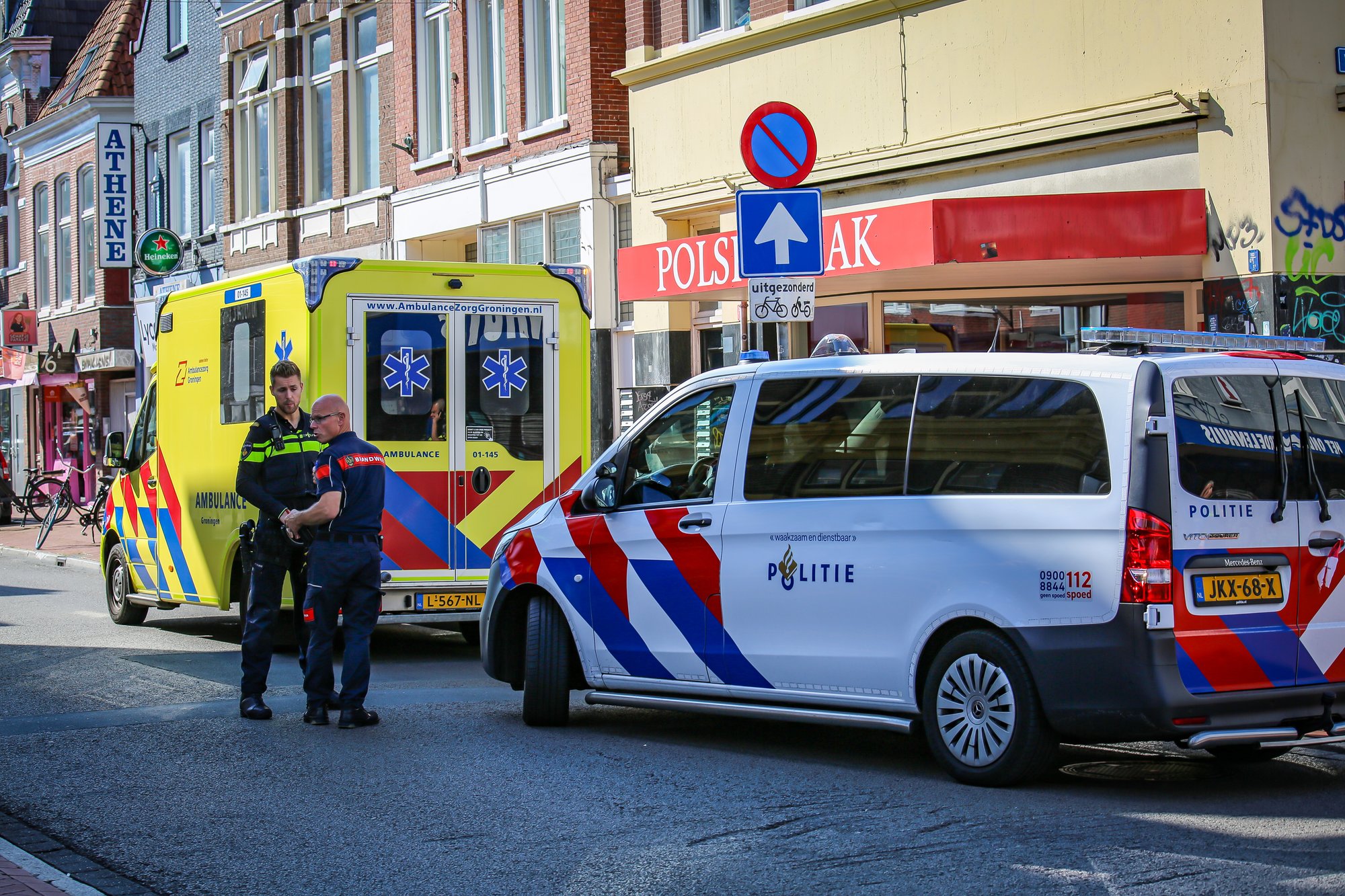 Overleden persoon aangetroffen voor winkel aan Nieuwe Ebbingestraat in Groningen