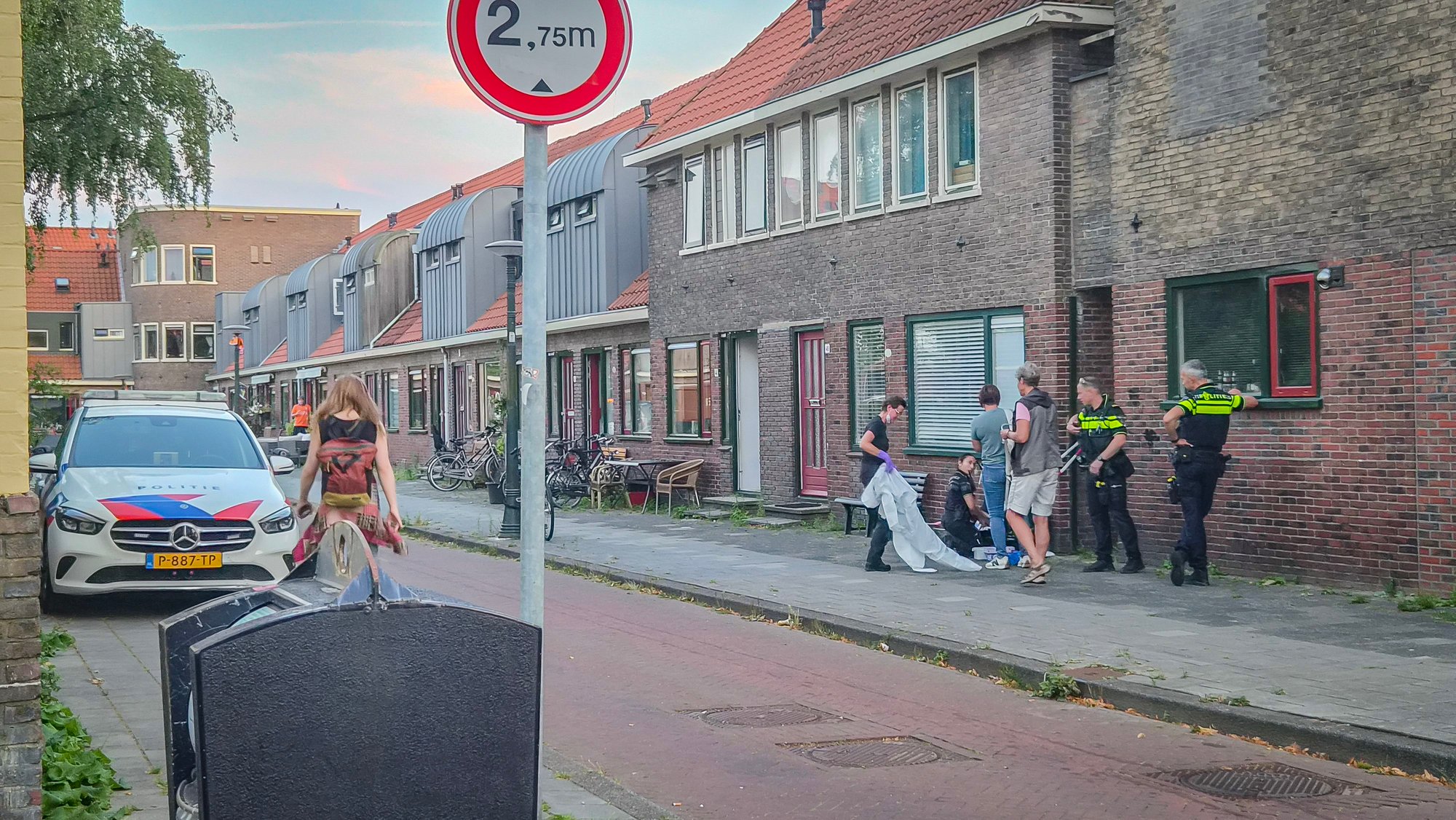 Politie doet forensisch onderzoek in steeg aan Seringenhof in Groningen