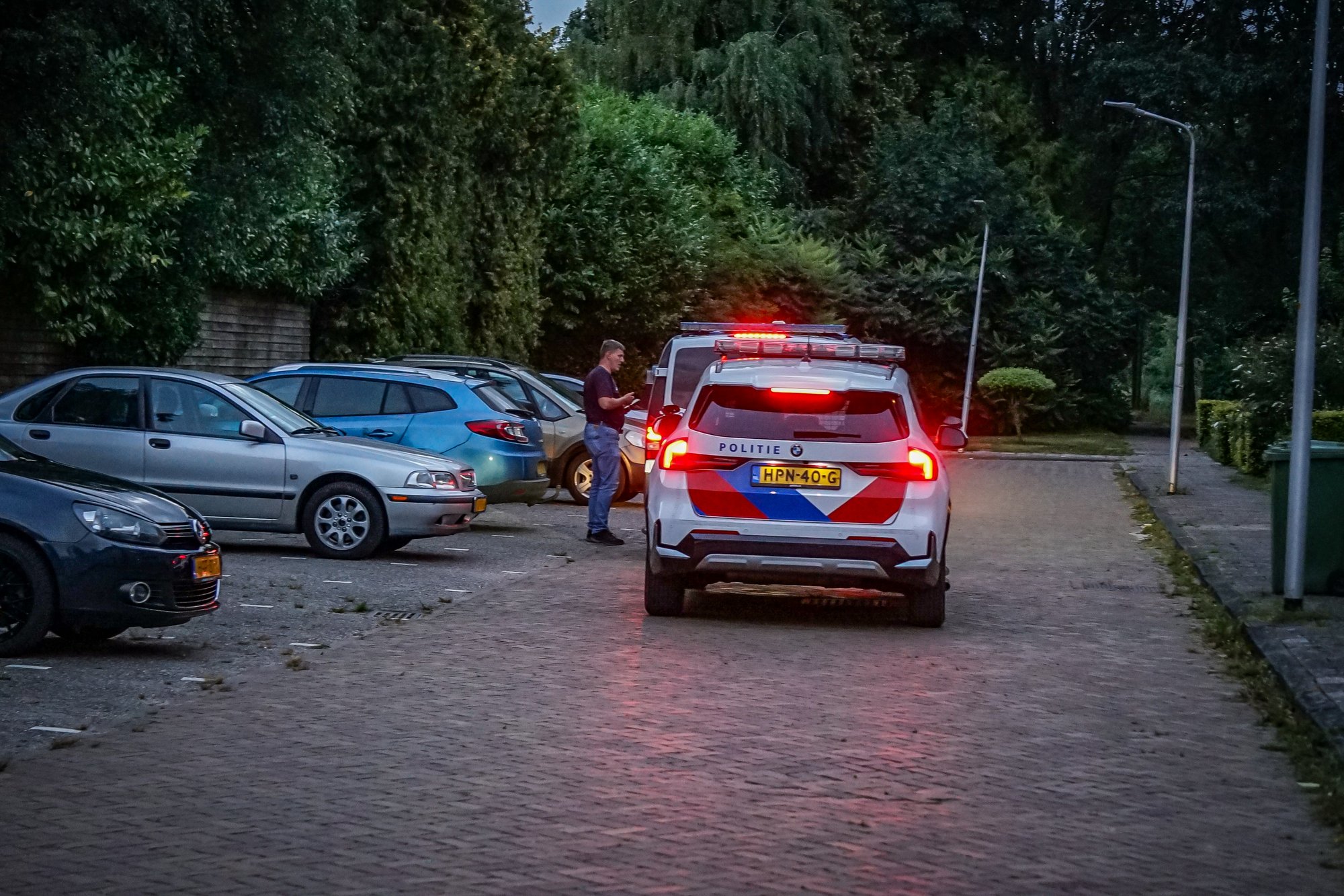 Politie massaal aanwezig bij flat na melding van woningoverval in Hoogeveen