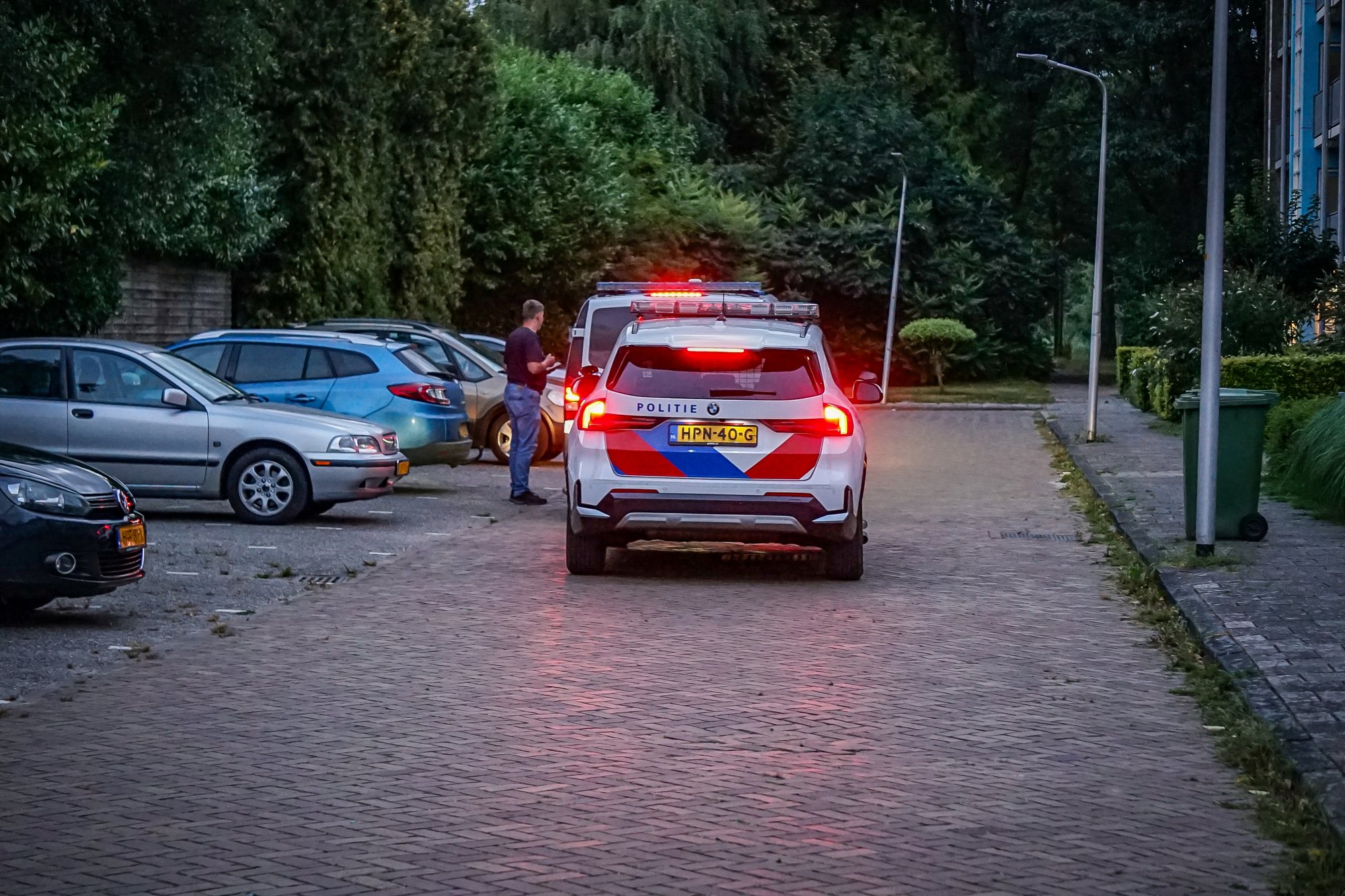 Politie massaal aanwezig bij flat na melding van woningoverval in Hoogeveen