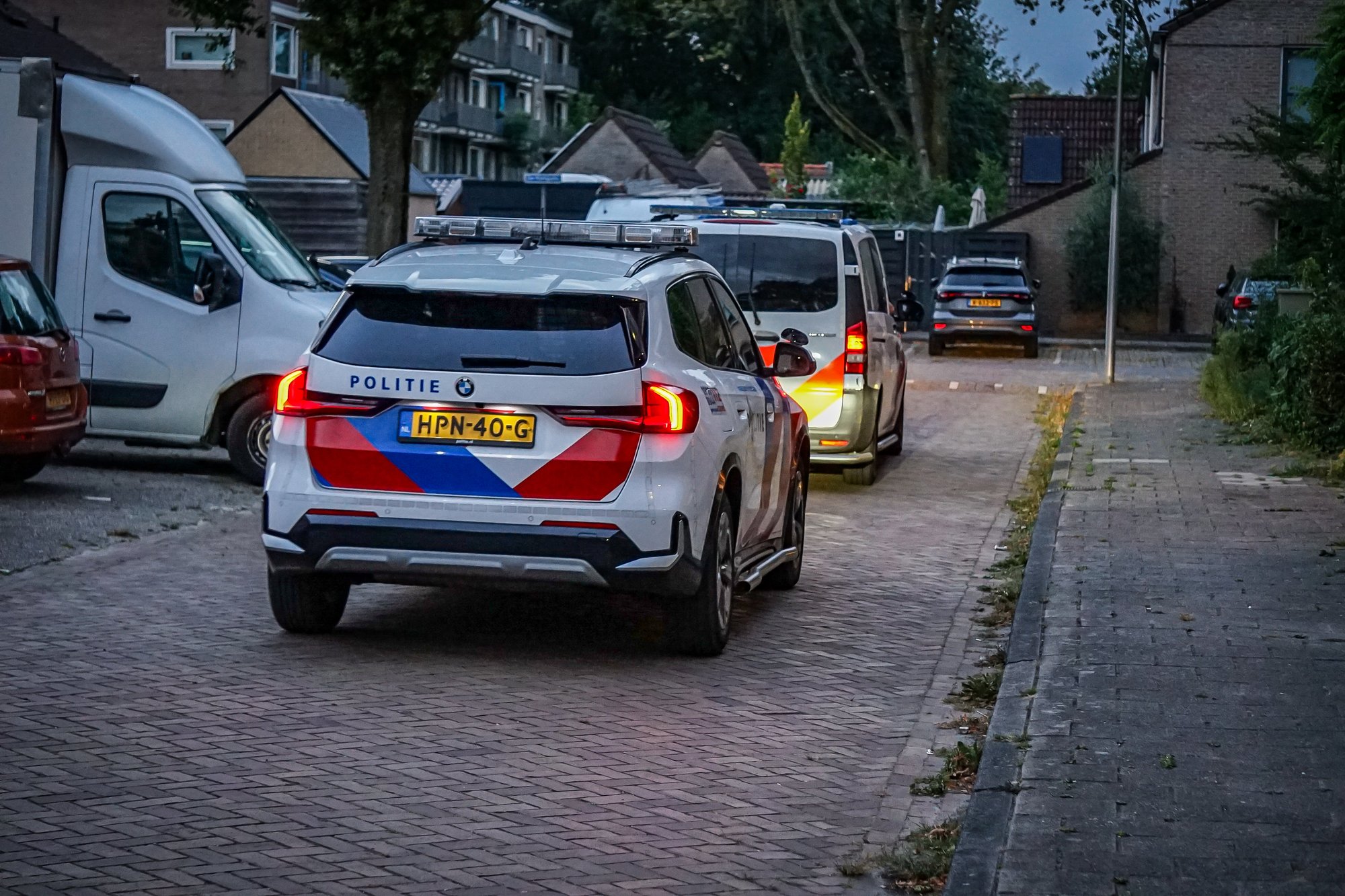 Politie massaal aanwezig bij flat na melding van woningoverval in Hoogeveen