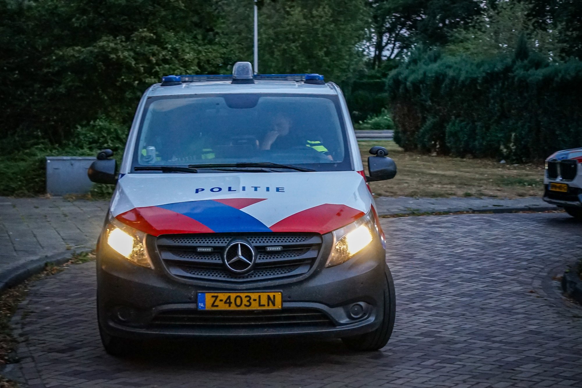 Politie massaal aanwezig bij flat na melding van woningoverval in Hoogeveen