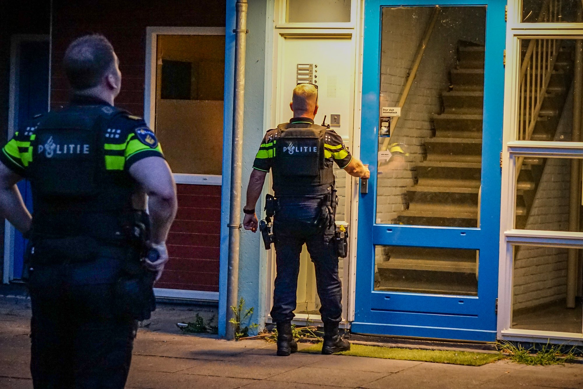 Politie massaal aanwezig bij flat na melding van woningoverval in Hoogeveen