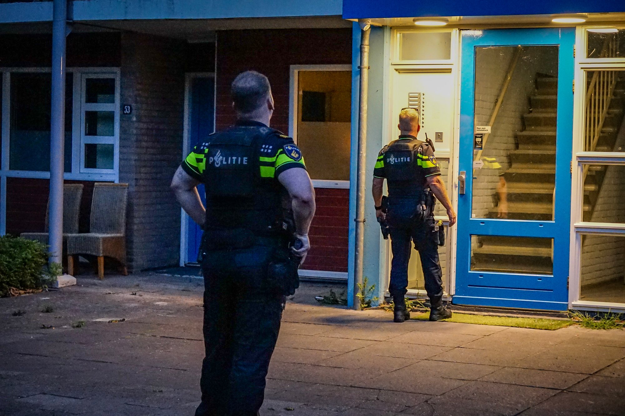 Politie massaal aanwezig bij flat na melding van woningoverval in Hoogeveen