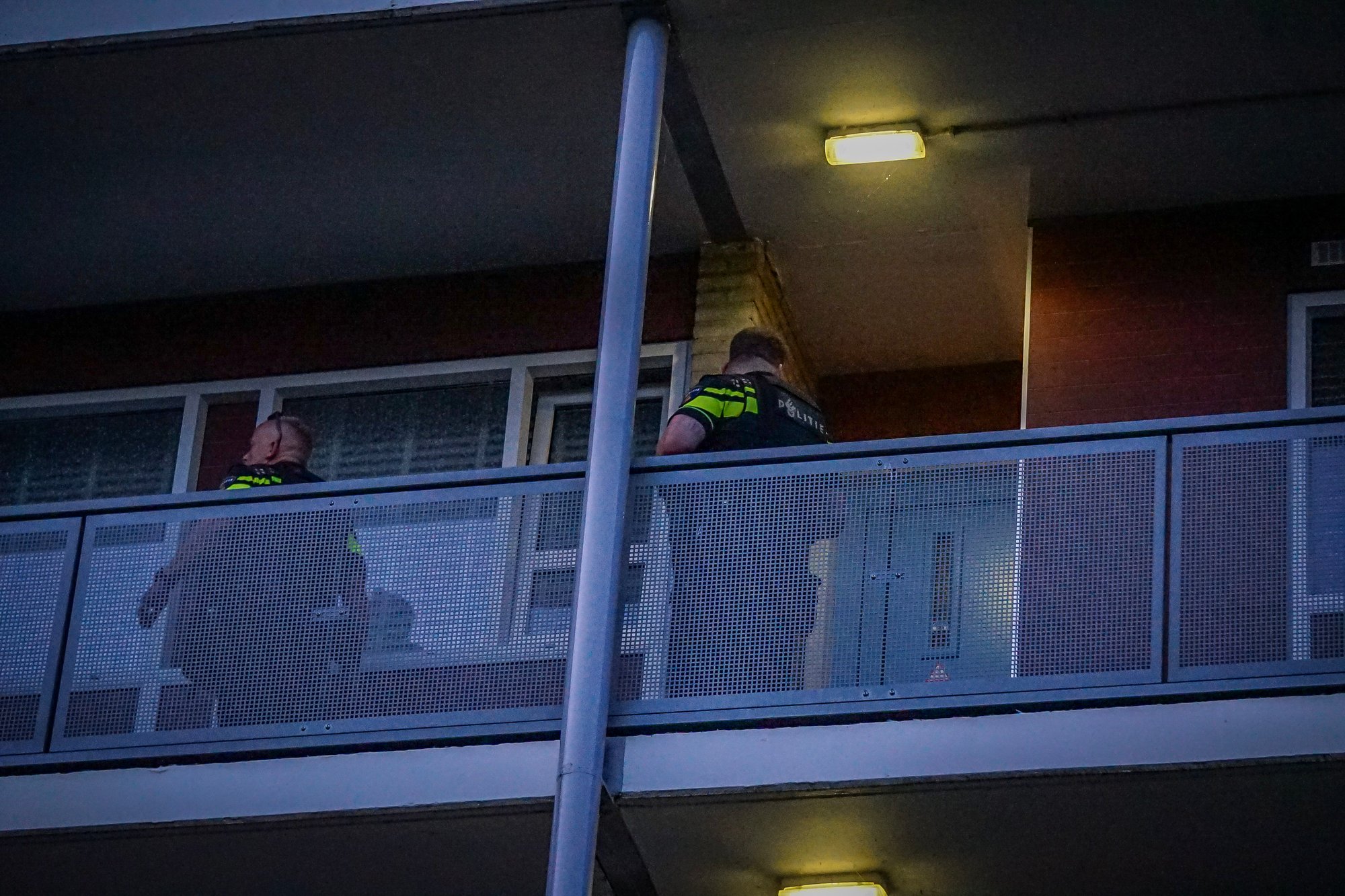 Politie massaal aanwezig bij flat na melding van woningoverval in Hoogeveen