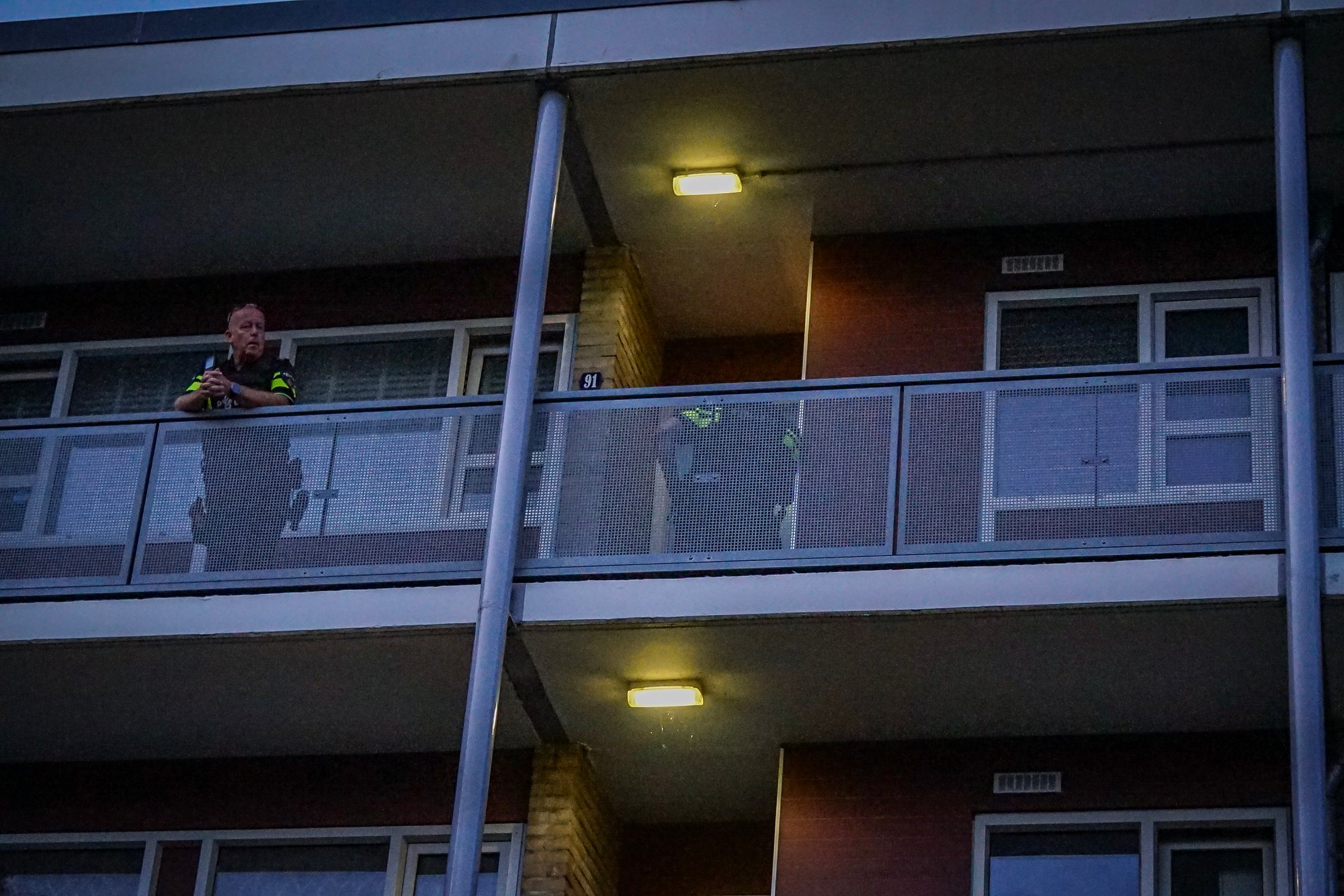Politie massaal aanwezig bij flat na melding van woningoverval in Hoogeveen