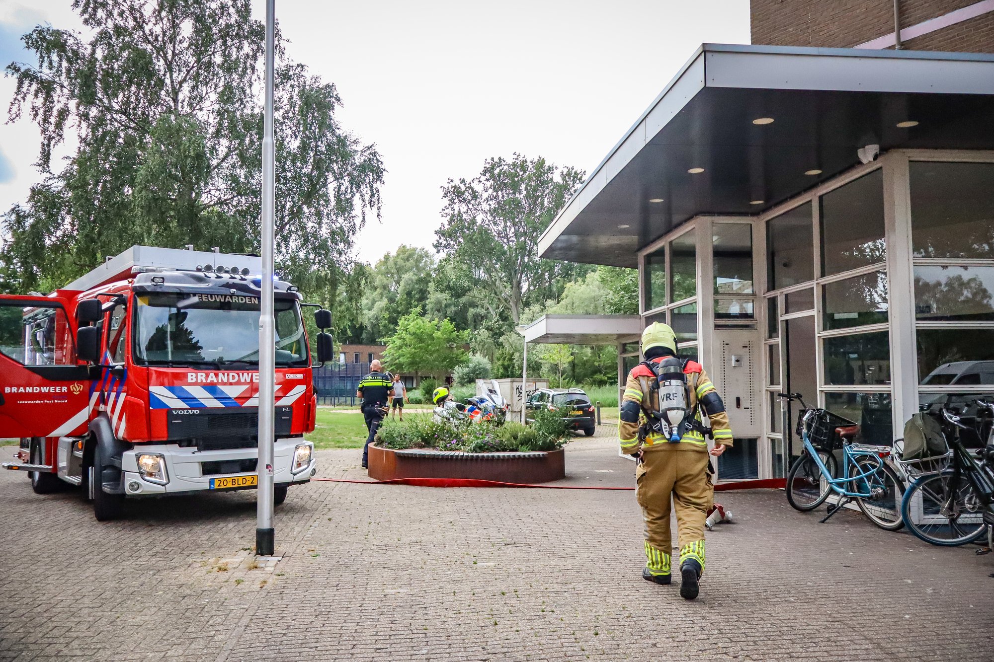 Rookontwikkeling in flat Leeuwarden, brandweer schaalt op naar middelbrand