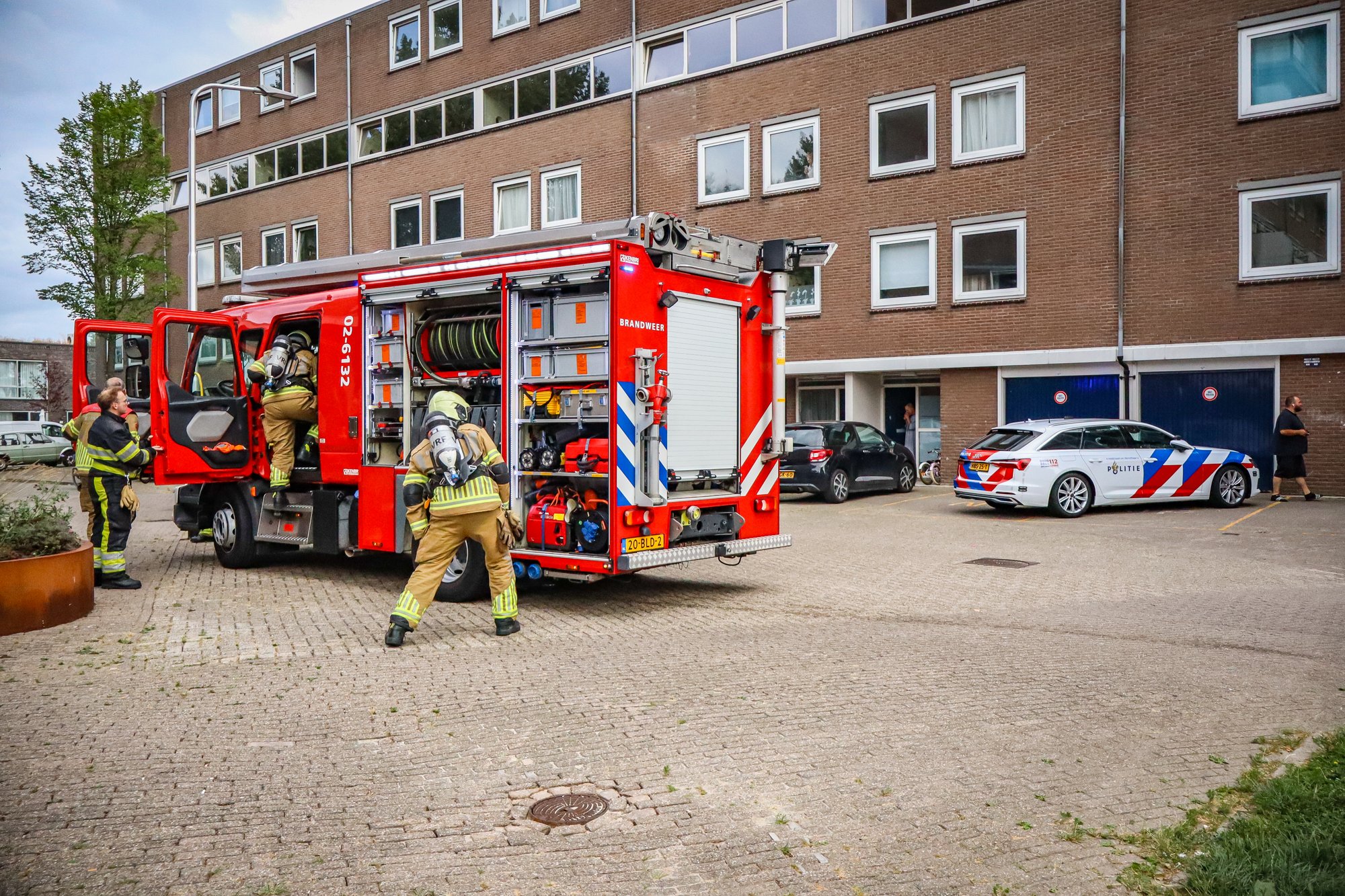 Rookontwikkeling in flat Leeuwarden, brandweer schaalt op naar middelbrand