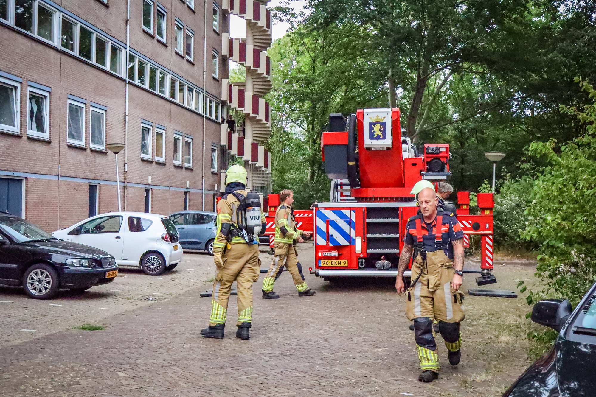 Rookontwikkeling in flat Leeuwarden, brandweer schaalt op naar middelbrand