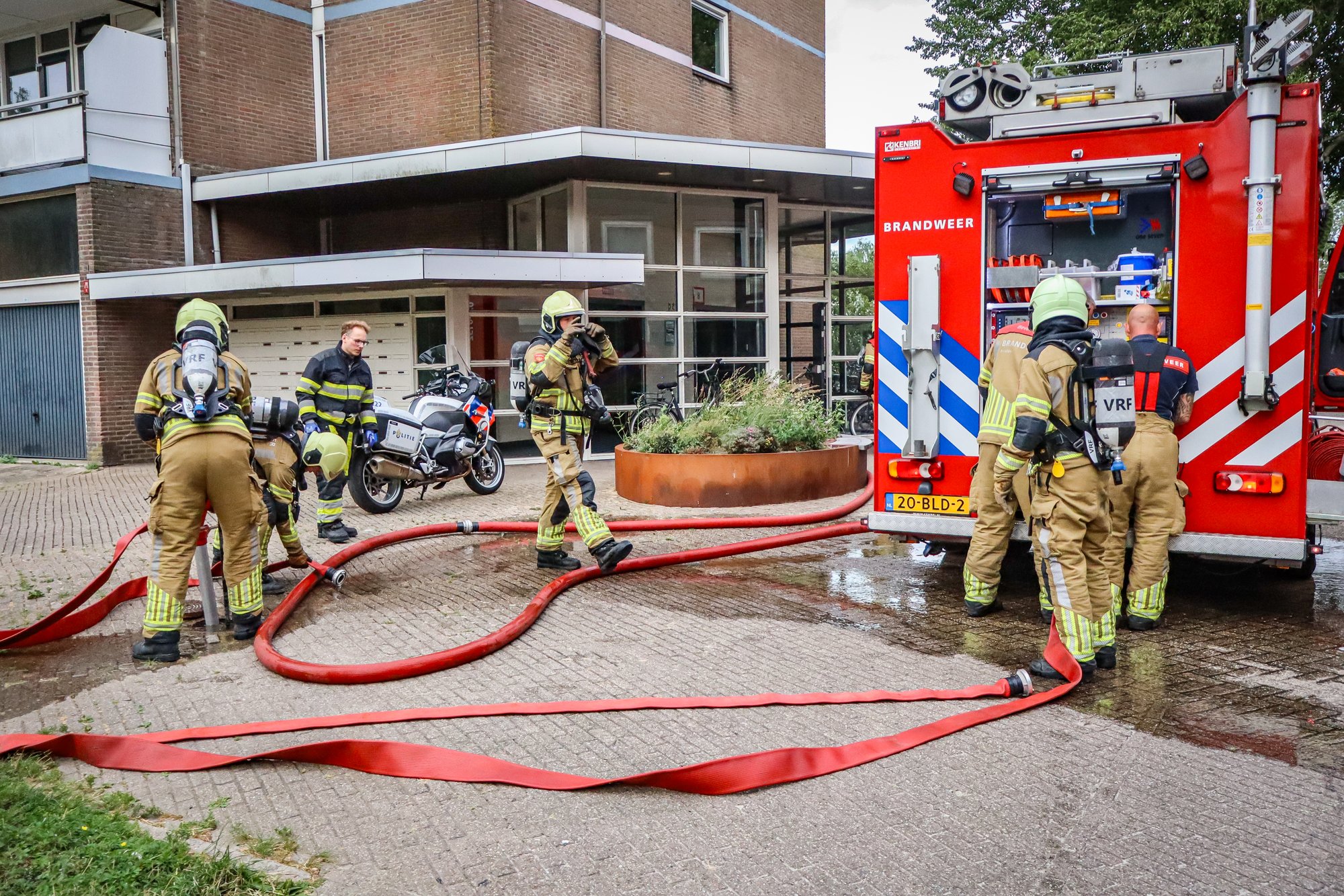 Rookontwikkeling in flat Leeuwarden, brandweer schaalt op naar middelbrand