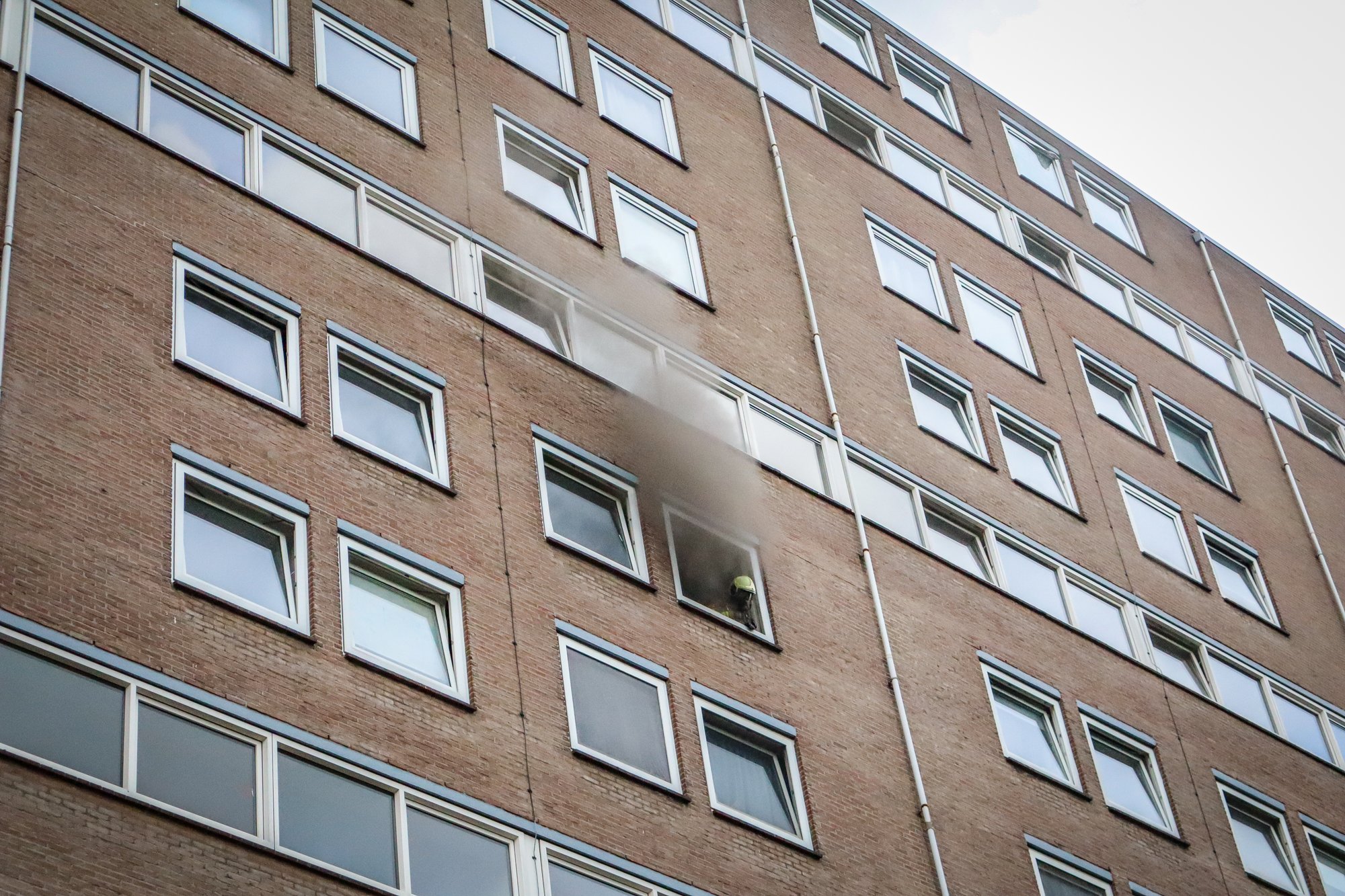 Rookontwikkeling in flat Leeuwarden, brandweer schaalt op naar middelbrand