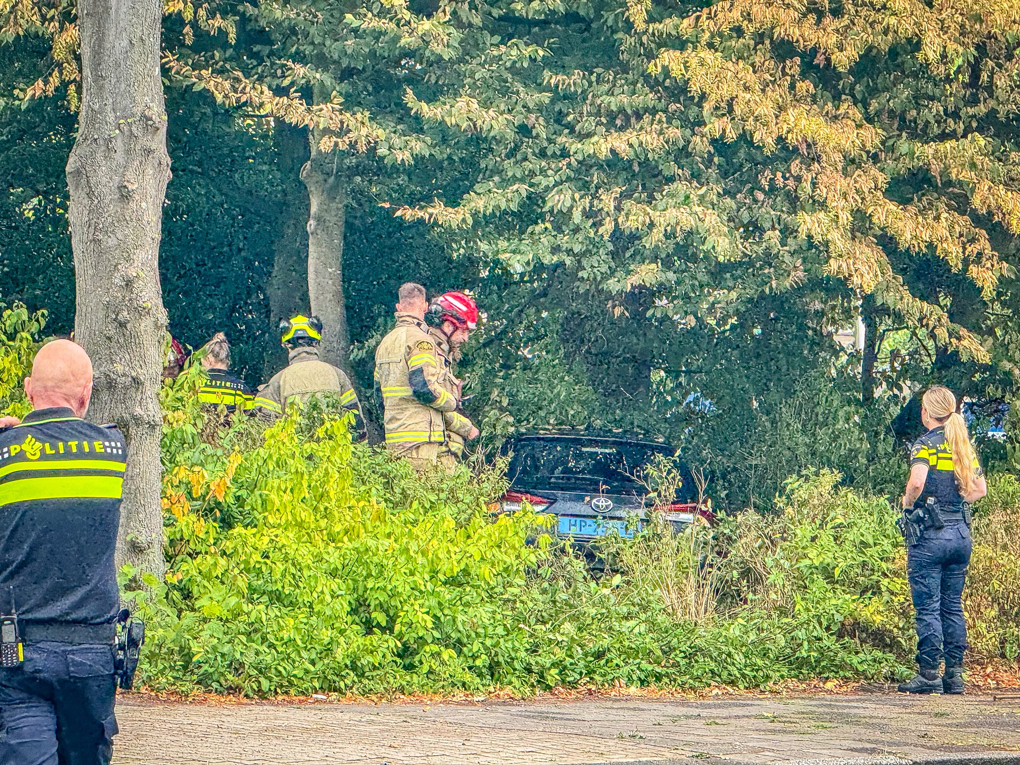 Taxi belandt tegen boom na ongeval in Amstelveen