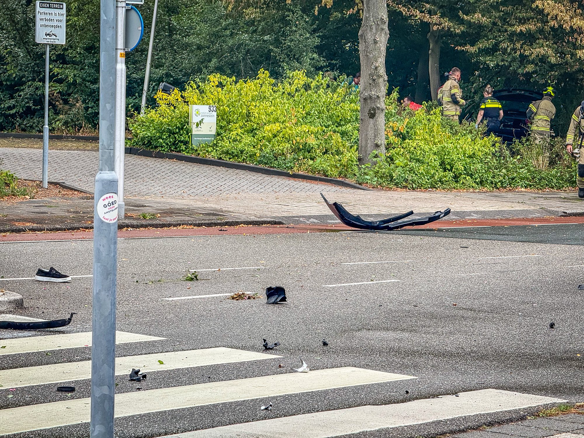 Taxi belandt tegen boom na ongeval in Amstelveen