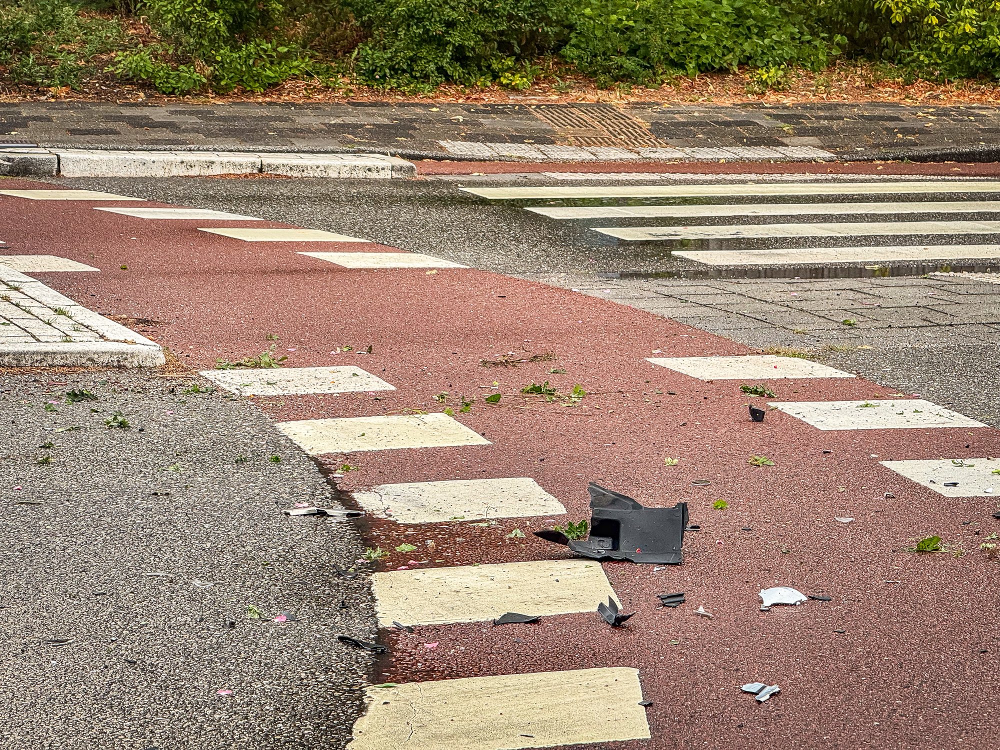 Taxi belandt tegen boom na ongeval in Amstelveen