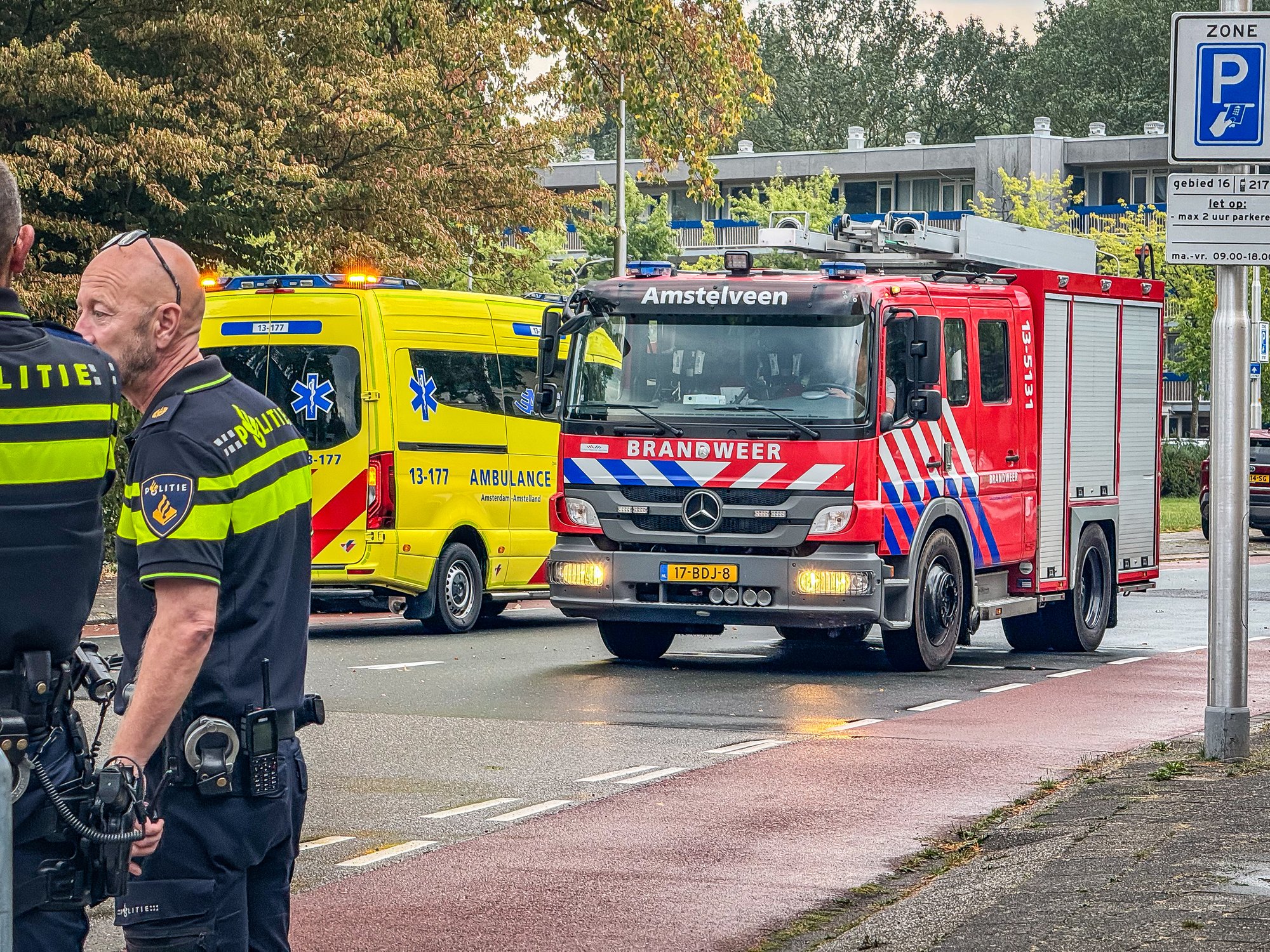 Taxi belandt tegen boom na ongeval in Amstelveen