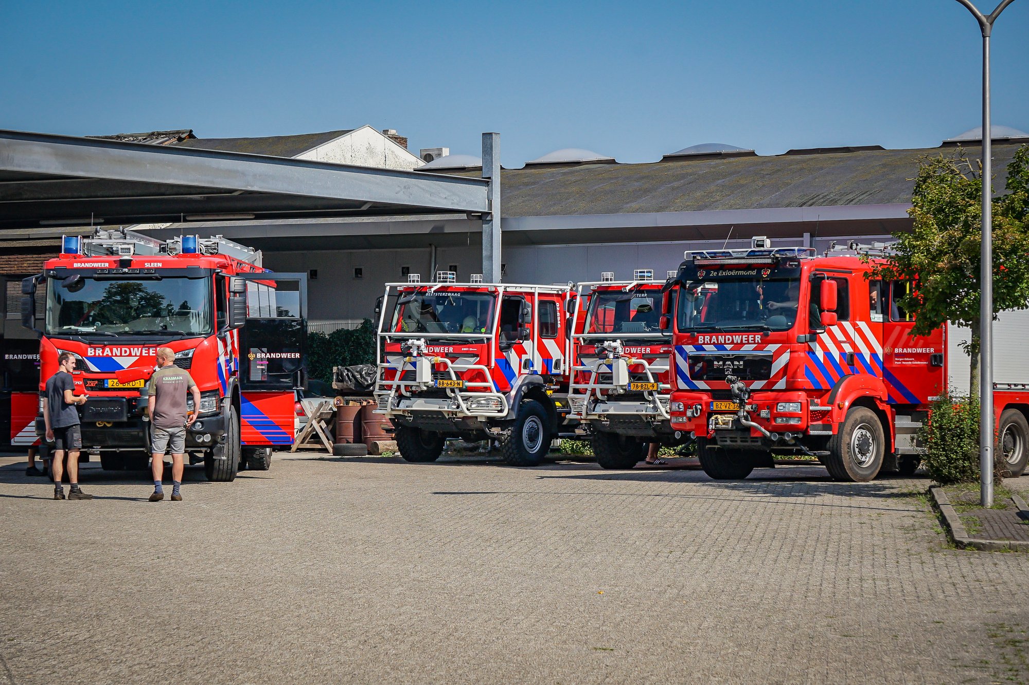 Terreinvaardige brandweervoertuigen uit Drenthe en Friesland ondersteunen natuurbrand in Limburg