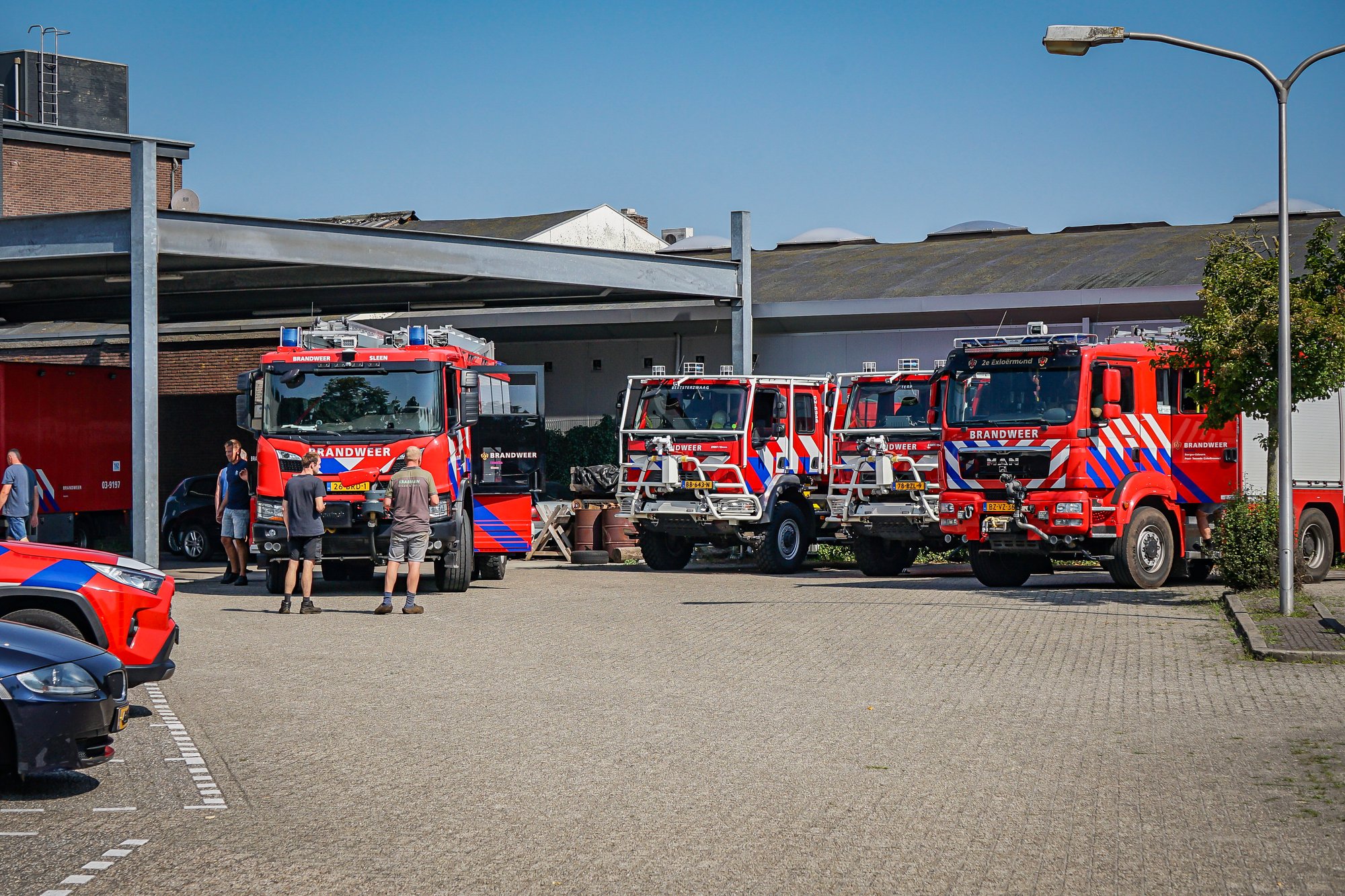 Terreinvaardige brandweervoertuigen uit Drenthe en Friesland ondersteunen natuurbrand in Limburg