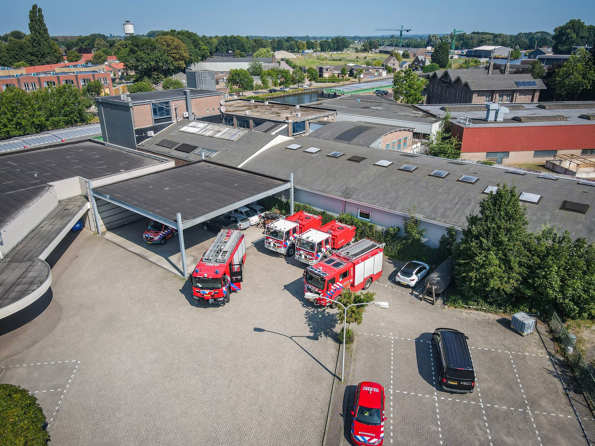 Terreinvaardige brandweervoertuigen uit Drenthe en Friesland ondersteunen natuurbrand in Limburg