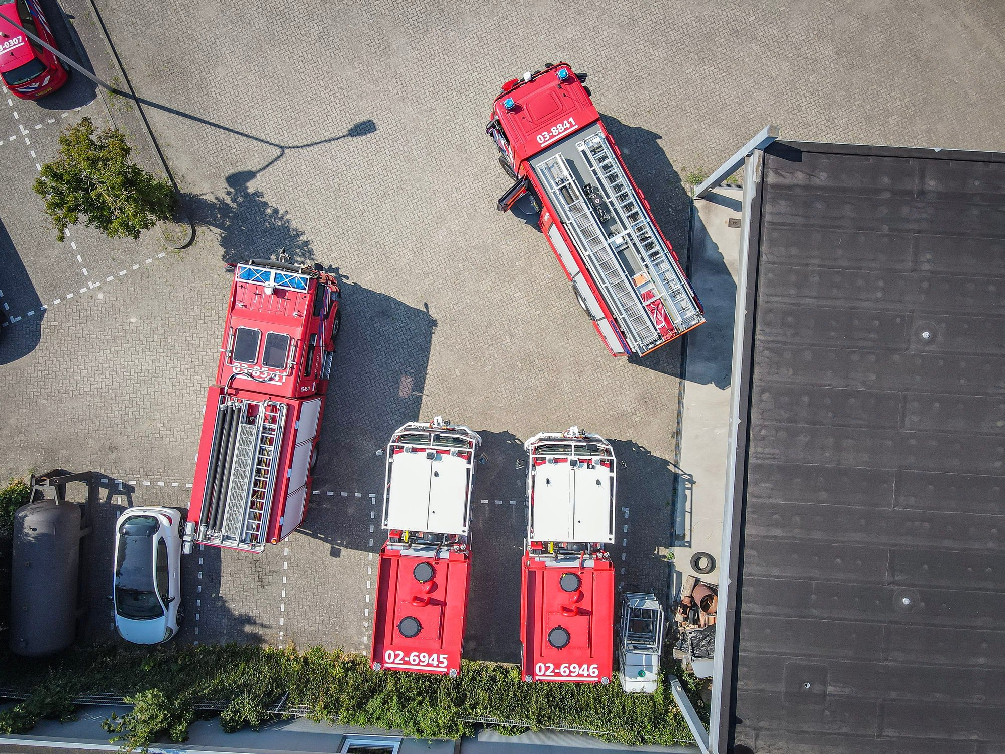 Terreinvaardige brandweervoertuigen uit Drenthe en Friesland ondersteunen natuurbrand in Limburg